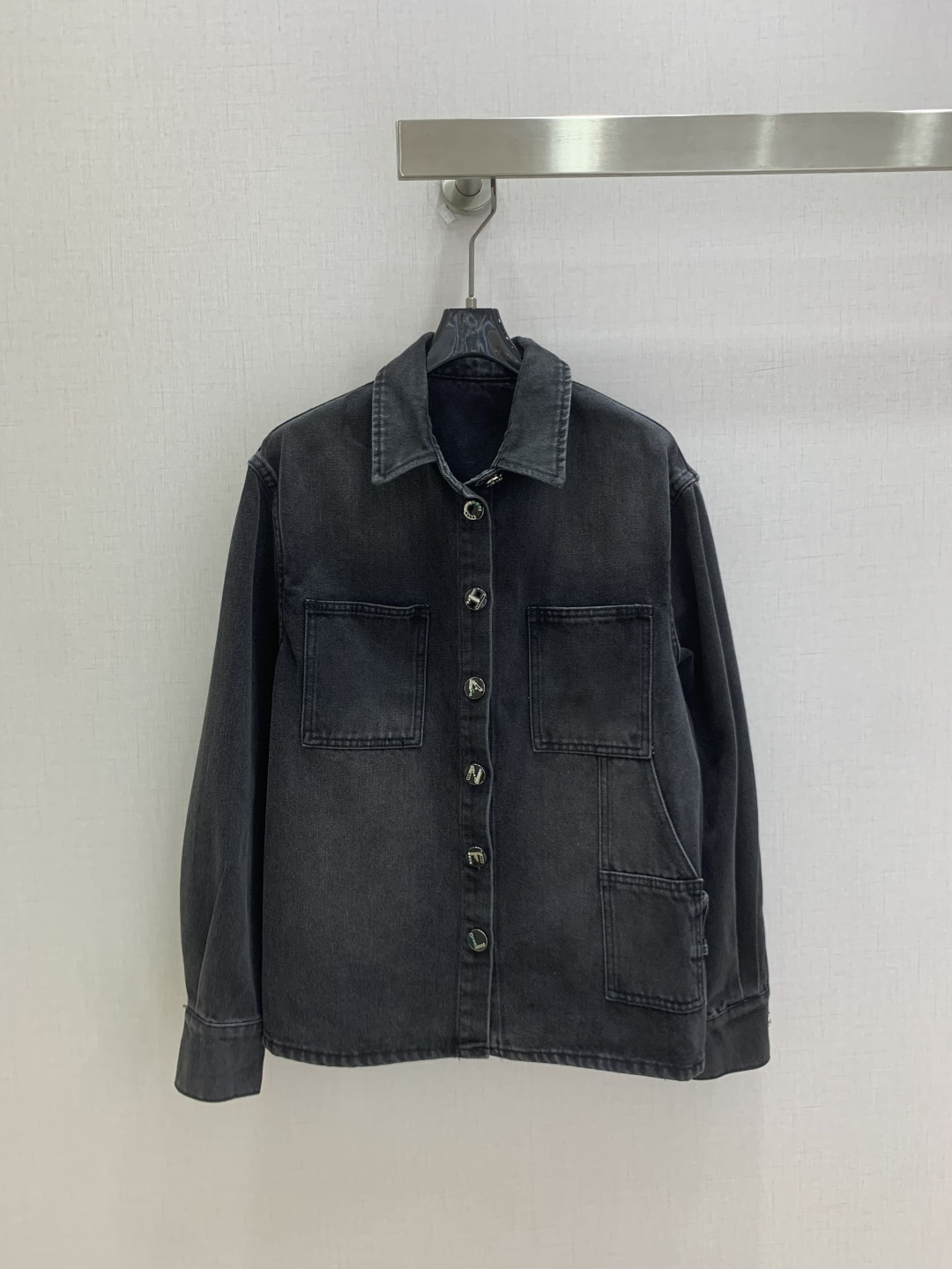 NO:944500,Highly recommended 26 spring and summer new style lapel work denim shirt. Classic denim + metal buttons, simple and detailed. The large front pocket is super practical, the loose fit is comfortable to wear, and it is OK to layer or wear alone. Three colors SML code, high quality, shirts,19860909强烈推荐 26春夏新款 翻领工装牛仔衬衫 经典牛仔布+金属纽扣,简约又有细节感 正面大口袋超实用,宽松版型穿着舒适,叠穿或单穿都很OK 三个色 SML码 高品质,,shirts,,Women's clothing