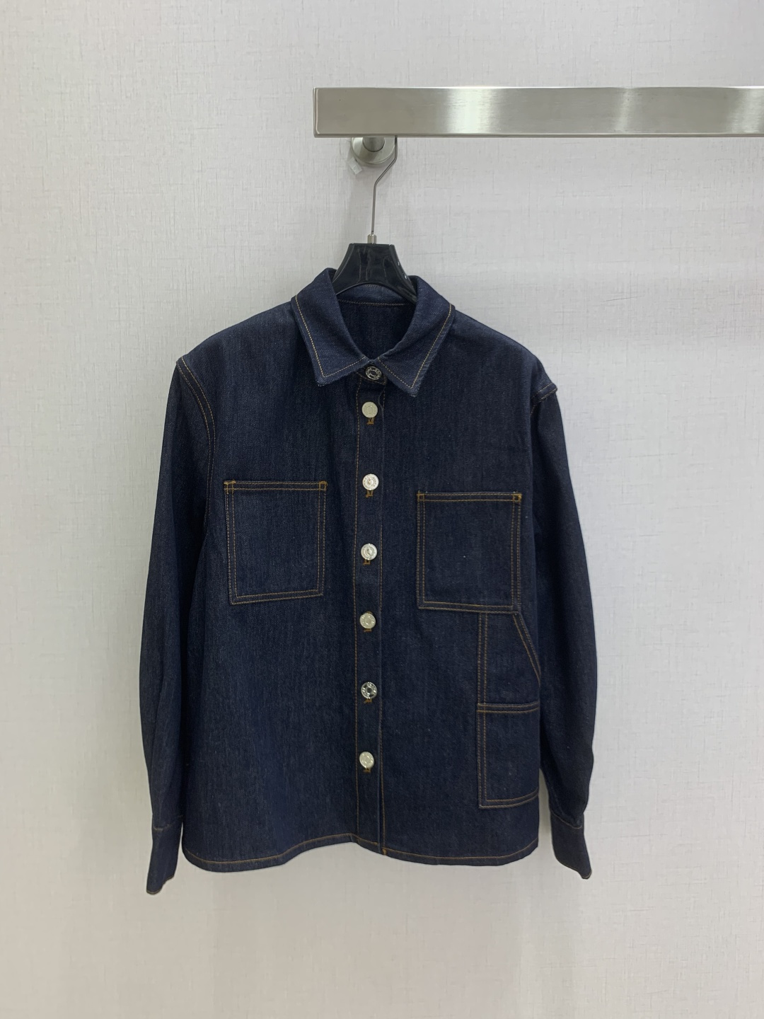 NO:944533,Highly recommended 26 spring and summer new style lapel work denim shirt. Classic denim + metal buttons, simple and detailed. The large front pocket is super practical, the loose fit is comfortable to wear, and it is OK to layer or wear alone. Three colors SML code, high quality, shirts,19860909强烈推荐 26春夏新款 翻领工装牛仔衬衫 经典牛仔布+金属纽扣,简约又有细节感 正面大口袋超实用,宽松版型穿着舒适,叠穿或单穿都很OK 三个色 SML码 高品质,,shirts,,Women's clothing