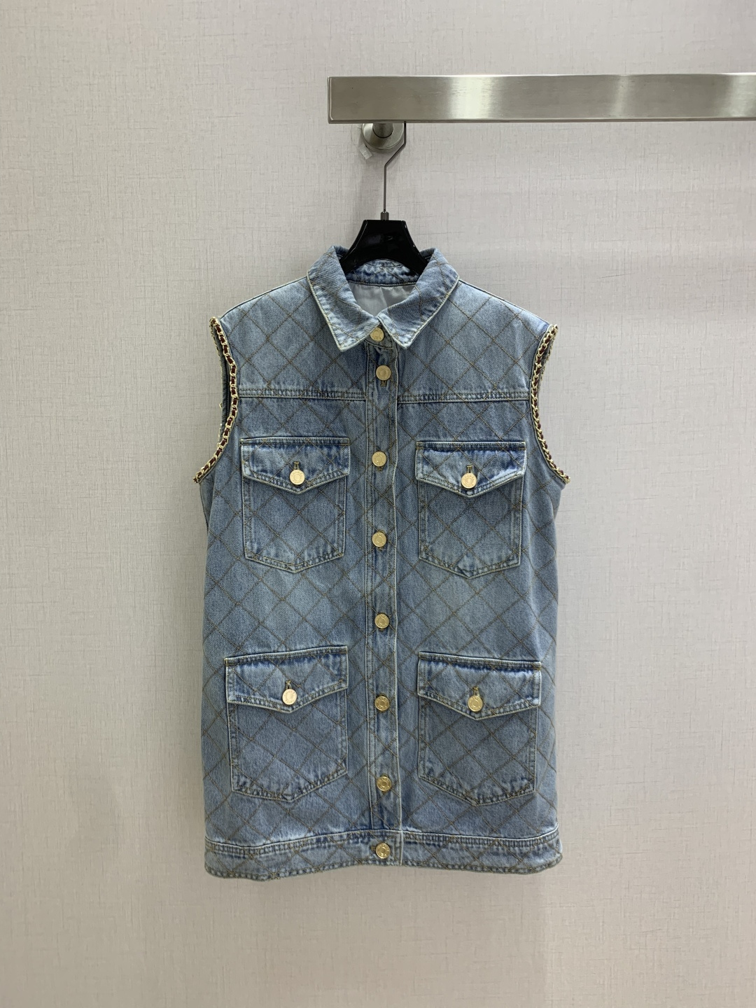 NO:945756,Highly recommended 26 spring and summer new style. Diamond lapel denim sleeveless dress. Multi-pocket dress. Cuff chain decoration adds a sense of design. Diamond plaid jacquard + metal lettering button decoration. The upper body has a great temperament. One color SML code. High quality, skirts,19860909强烈推荐 26春夏新款 菱格翻领牛仔无袖连衣裙 多口袋连衣裙 袖口链条装饰增加设计感 菱形格纹提花+金属刻字扣子装饰 上身气质超赞 一个色 SML码 高品质,,skirts,,Women's clothing