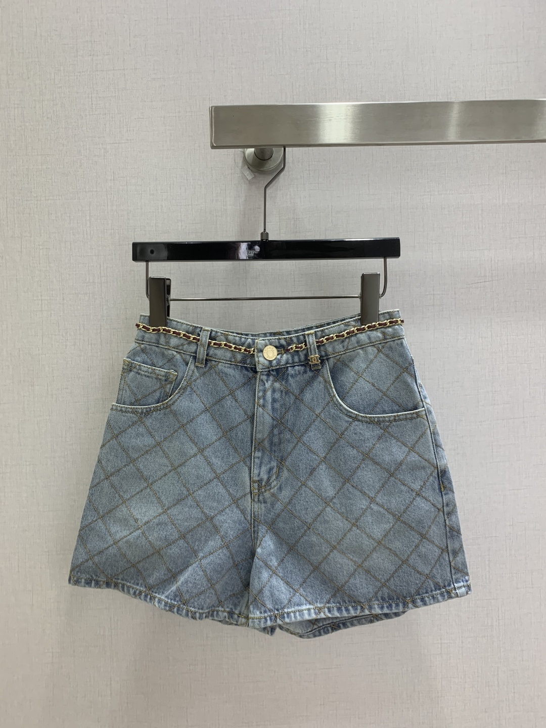 NO:945661,Highly recommended 26 spring and summer new style diamond chain denim shorts. Chain decoration adds a sense of design. Diamond plaid jacquard + metal lettering button decoration. The upper body has a great temperament. One color SML code. High quality, shorts,19860909强烈推荐 26春夏新款 菱格链条牛仔短裤 链条装饰增加设计感 菱形格纹提花+金属刻字扣子装饰 上身气质超赞 一个色 SML码 高品质,,shorts,,Women's clothing