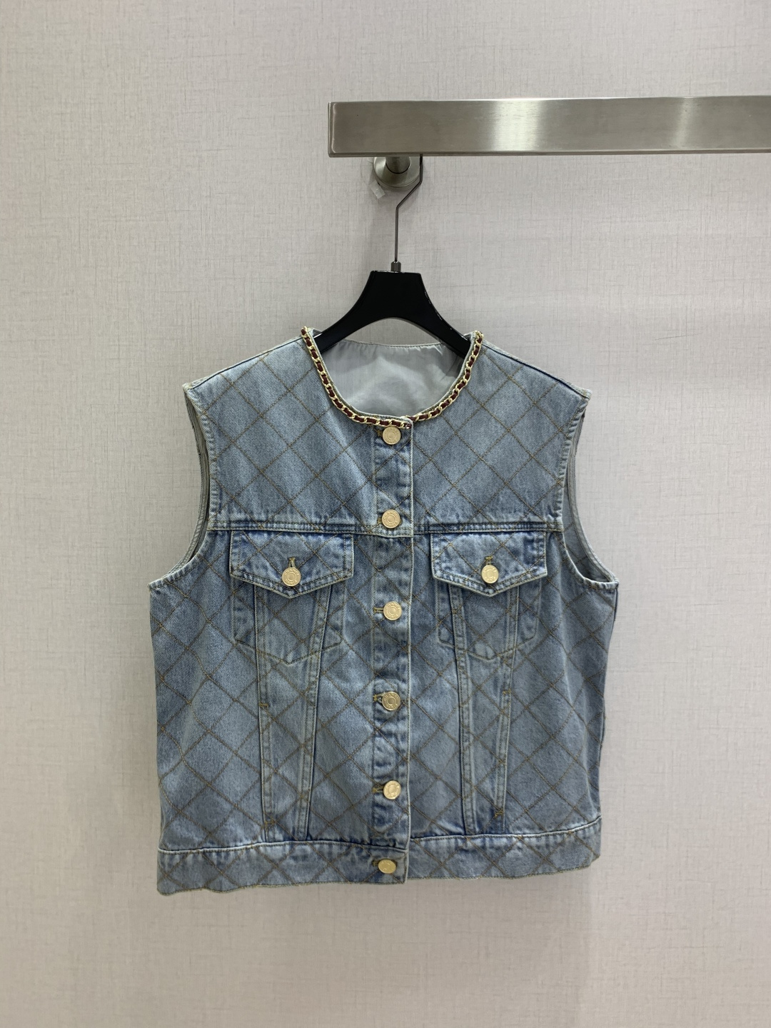 NO:945684,Highly recommended 26 spring and summer new style diamond denim vest top. Chain decoration on the neckline adds a sense of design. Diamond plaid jacquard + metal lettering button decoration. The upper body has a great temperament. One color SML code. High quality.19860909强烈推荐 26春夏新款 菱格牛仔马甲上衣 领口链条装饰增加设计感 菱形格纹提花+金属刻字扣子装饰 上身气质超赞 一个色 SML码 高品质,,,Women's clothing