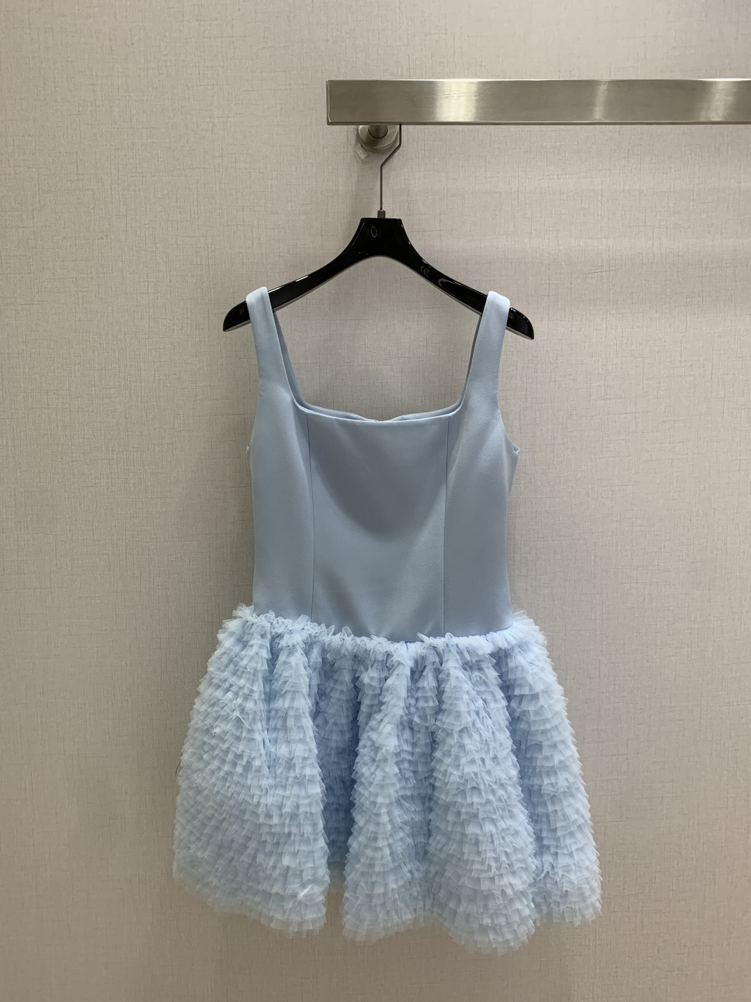 NO:945673,Highly recommended 26 spring and summer new mesh cake suspender dress. Square neck sleeveless design, modified shoulder and neck lines, to accommodate a variety of body shapes. The upper body is slim, the lower body is multi-layered mesh splicing, the fluffy flower skirt is super three-dimensional, the overall style is sweet and girly, suitable for birthday parties, dates, afternoon tea and other occasions, easily create a rich or princess style look. Three colors SML code, high quality l,,skirts,19860909强烈推荐 26春夏新款 拼网纱蛋糕吊带连衣裙 方领无袖设计,修饰肩颈线条,包容多种身材.上身修身,下身多层网纱拼接,蓬松花苞裙摆超有立体感整体风格甜美少女,适合生日派对、约会、下午茶等场合,轻松打造千金风或公主风造型 三个色 SML码 高品质l,,skirts,,Women's clothing