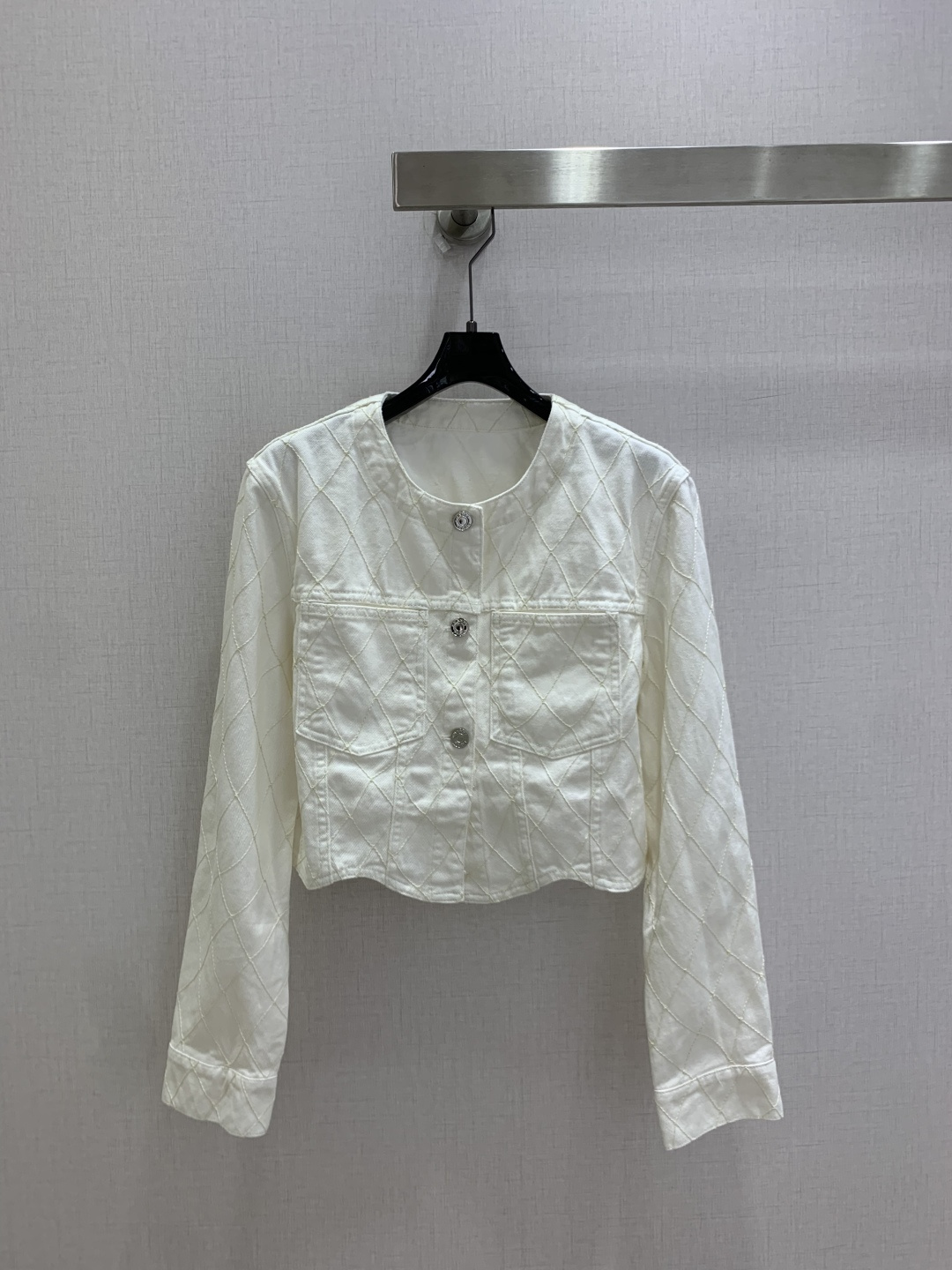 NO:947433,Highly recommended 26 spring and summer new round-neck rhombus denim jacket. Classic denim material. Retro and fashionable. The short design makes you taller and slimmer. It looks great with trousers and shorts of the same color. It is very suitable for daily outings, photos, and parties! Pair it with simple accessories or sneakers to easily get a sweet and cool style. Two colors SML code. High quality, sneakers, shorts, jackets & coats,19860909强烈推荐 26春夏新款 圆领菱格牛仔外套 经典丹宁材质 复古又时髦,短款设计显高显瘦,搭配同色系长裤,短裤都很好看,日常出街、拍照、聚会都超适合!搭配简约配饰或运动鞋,轻松get甜酷风 两个色 SML码 高品质,,sneakers,shorts,jackets & coats,,Women's clothing