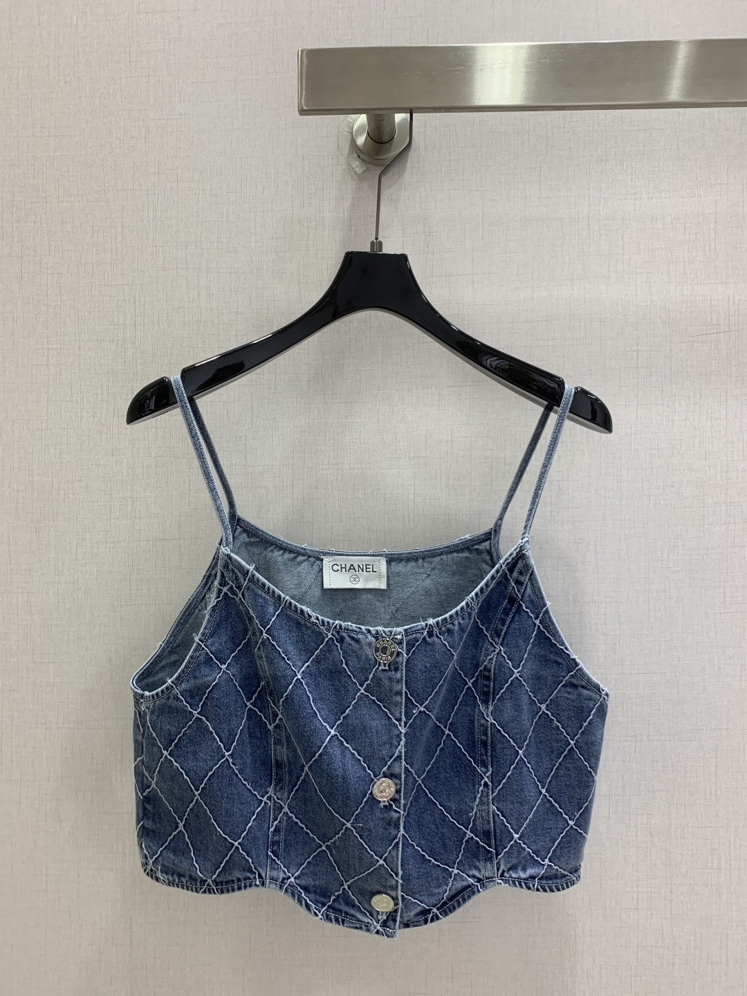 NO:947396,Highly recommended 26 spring and summer new style. Diamond denim vest top. Classic denim material. Full of brand logo. Short cut to raise the waistline. Full of design. Suitable for daily outings, photos, and parties! Pair with simple accessories or sneakers to easily get a sweet and cool style. Two colors. SML code. High quality, sneakers,19860909强烈推荐 26春夏新款 菱格纹牛仔背心上衣 经典丹宁材质 品牌标志感十足,短款剪裁拉高腰线 设计感满满, 日常出街、拍照、聚会都超适合!搭配简约配饰或运动鞋,轻松get甜酷风 两个色 SML码 高品质,,sneakers,,Women's clothing