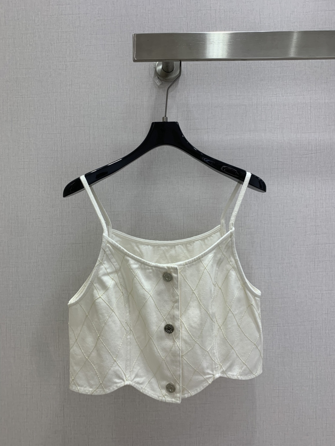 NO:947357,Highly recommended 26 spring and summer new style. Diamond denim vest top. Classic denim material. Full of brand logo. Short cut to raise the waistline. Full of design. Suitable for daily outings, photos, and parties! Pair with simple accessories or sneakers to easily get a sweet and cool style. Two colors. SML code. High quality, sneakers,19860909强烈推荐 26春夏新款 菱格纹牛仔背心上衣 经典丹宁材质 品牌标志感十足,短款剪裁拉高腰线 设计感满满, 日常出街、拍照、聚会都超适合!搭配简约配饰或运动鞋,轻松get甜酷风 两个色 SML码 高品质,,sneakers,,Women's clothing
