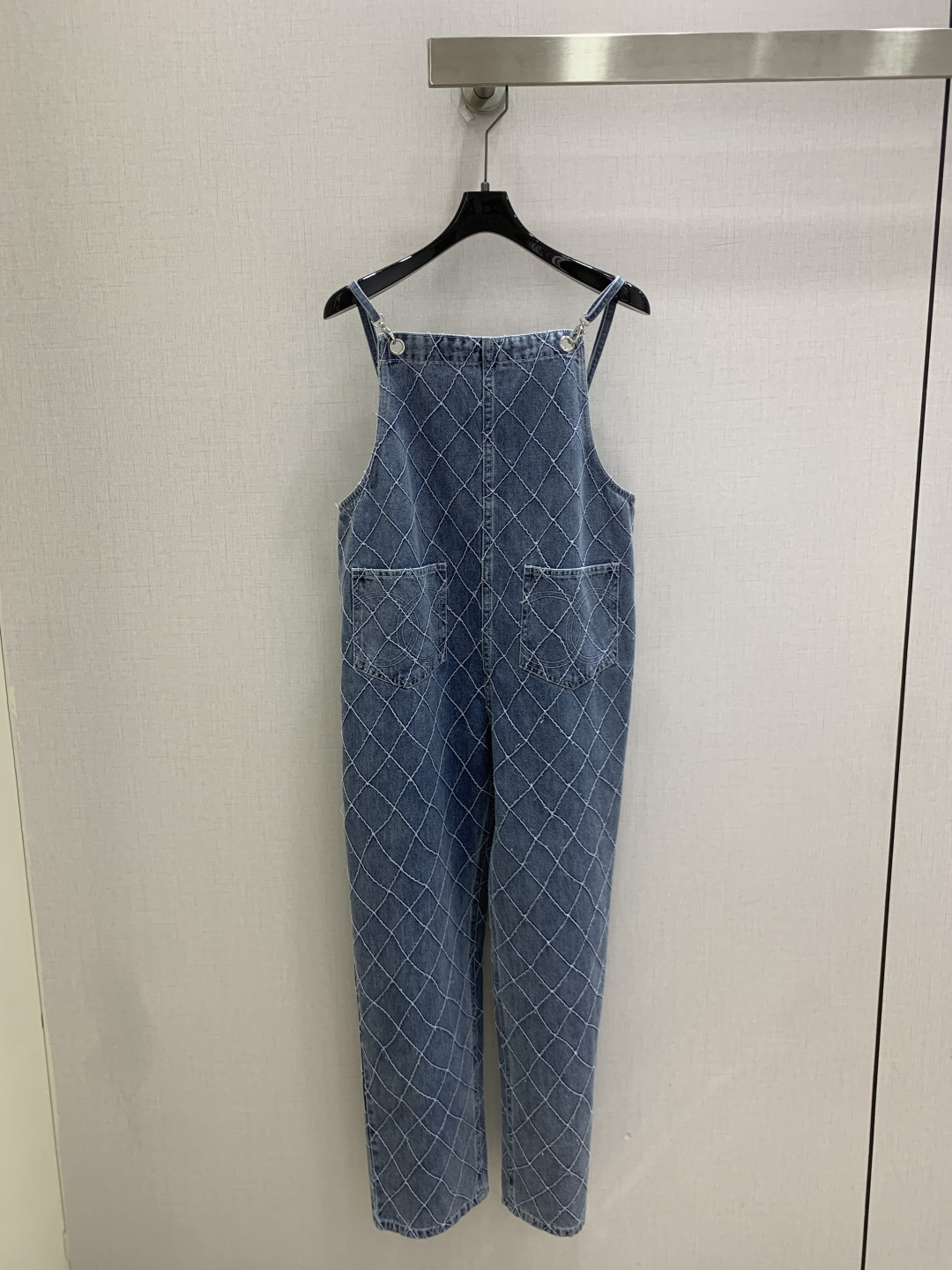 NO:947335,Highly recommended for spring and summer 26. Diamond pattern denim overalls. Loose straight pants + adjustable shoulder straps, suitable for all body types. Two large pockets on the front, practical and good-looking. It looks great with any T-shirt or shirt. It is easy to choose casual or retro style. One color SML code. High quality, shirts, tees, t-shirt,19860909强烈推荐 26春夏新款 菱格纹牛仔背带裤 宽松直筒裤型+可调节肩带,适合各种身材 正面两个大口袋,实用又好看 随便搭配T恤或衬衫都很出彩,休闲or复古风轻松拿捏 一个色 SML码 高品质,,shirts,tees，t-shirt,,Women's clothing