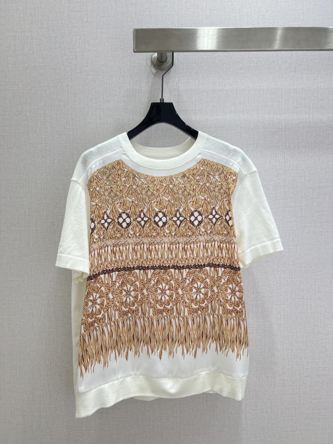 NO:947407,Highly recommended 26 spring and summer new style printed knitted short-sleeved top. Off-white basic base, retro woven pattern printing, round neck and loose short-sleeved version; the fabric drapes smoothly, the color is warm and healing, the loose cut is tolerant of the body shape, suitable for daily vacations. One color SMLXL code, high quality, T-shirt,19860909强烈推荐 26春夏新款 印花拼针织短袖上衣 米白基础底,复古编织纹样印花,圆领宽松短袖版型；面料顺滑垂坠,配色温暖治愈,宽松剪裁包容身形,度假日常都合适 一个色 SMLXL码 高品质,,T-shirt,,Women's clothing