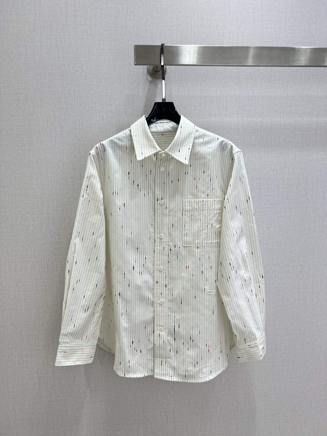 NO:948902,Highly recommended 26 spring and summer new style striped embroidered lapel shirt, double C pearl button decoration, classic fit, loose cut + chest pocket, simple and detailed, looks great alone or layered with jackets, easily enhances the layering of the outfit. Two colors SML code, high quality, jackets & coats, shirts,19860909强烈推荐 26春夏新款 条纹刺绣翻领衬衫 双C珍珠扣子装饰,经典版型,宽松剪裁+胸前口袋,简约又有细节感,单穿或叠搭外套都很出彩,轻松提升穿搭层次感 两个色 SML码 高品质,,jackets & coats,shirts,,Women's clothing