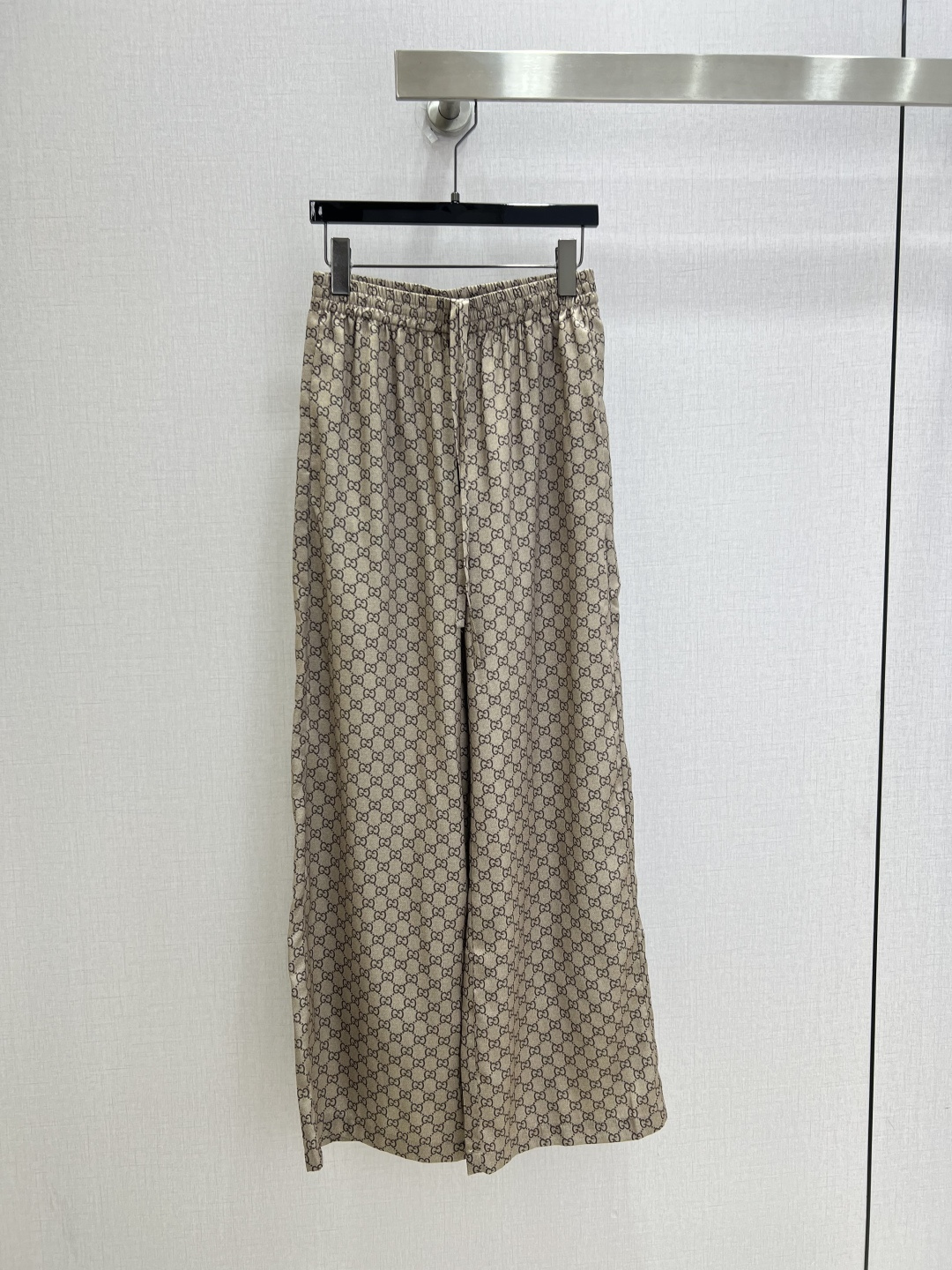 NO:947381,Highly recommended 26 spring and summer new style presbyopic drawstring trousers, made from the same presbyopic printed fabric, elastic drawstring high waist, drapey wide-leg straight trousers; loose trousers cover the flesh and hide the legs, the fabric is light and smooth, casual and lazy style, the complete set has an outstanding atmosphere. One color SMLXL code, high quality,,19860909强烈推荐 26春夏新款 老花抽绳长裤 同源老花满印花面料,松紧抽绳高腰腰头,垂感阔腿直筒裤型；宽松裤管遮肉藏腿,面料轻薄顺滑,休闲慵懒风,成套穿搭氛围感出众 一个色 SMLXL码 高品质,,,Women's clothing