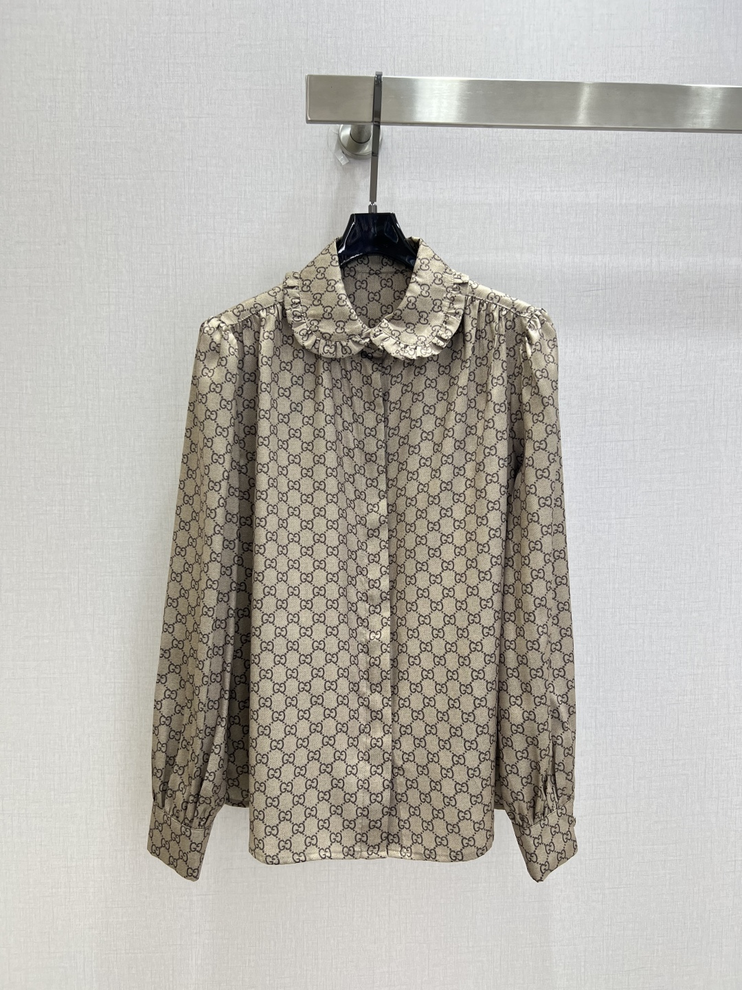 NO:947356,Highly recommended 26 spring and summer new style old flower ear-edge lapel long-sleeved shirt. Light khaki classic old flower all-over printed fabric, fungus edge baby lapels, lantern long-sleeved closing design; short loose version, retro and gentle, suitable for daily commuting and casual outings, can be worn alone or as an inner layer. One color SMLXL code, high quality, shirts,19860909强烈推荐 26春夏新款 老花木耳边翻领长袖衬衫 浅卡其经典老花满印面料,木耳边娃娃翻领,灯笼长袖收口设计；短款宽松版型,复古温柔,日常通勤、休闲外出都适配,单穿内搭均可 一个色 SMLXL码 高品质,,shirts,,Women's clothing