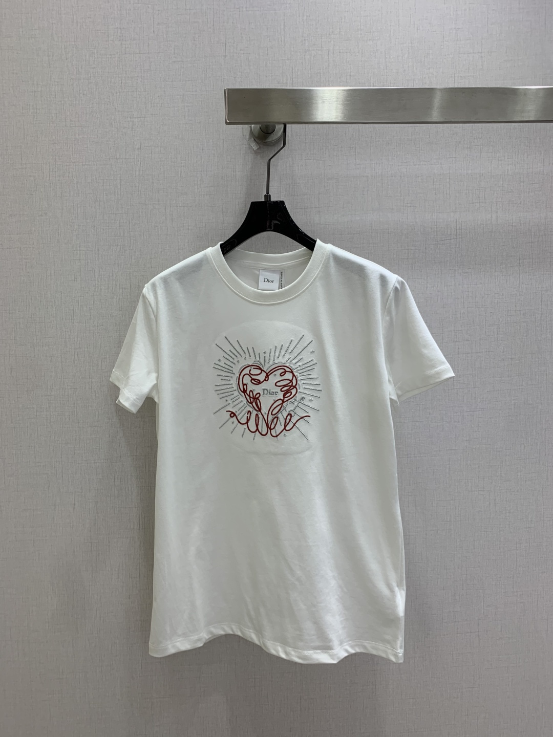 NO:949124,Highly recommended 26 spring and summer new embroidered line love short-sleeved T-shirt, simple and personalized!  Made of pure cotton, breathable and comfortable, perfect for summer wear. The loose fit accommodates a variety of body shapes. It goes well with jeans or casual pants!  Two colors SML code high quality,jeans,T-shirt,tees,t-shirt,19860909强烈推荐 26春夏新款 刺绣线条爱心短袖T恤 简约又有个性！纯棉材质,透气舒适,夏天穿超合适,宽松版型,包容多种身材,随便搭牛仔裤or休闲裤都很OK！两个色 SML码 高品质,,jeans,T-shirt,tees，t-shirt,,Women's clothing