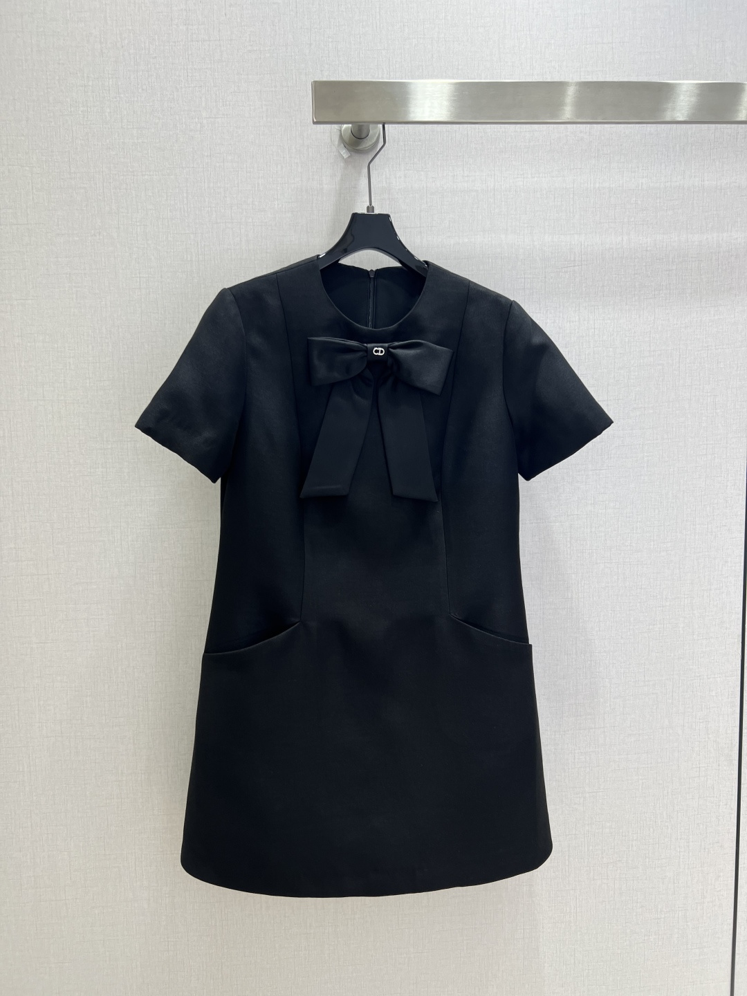 NO:951976,Highly recommended 26 spring and summer new style, bow zipper short-sleeved dress, bow design on the chest, high-end and fashionable, age-reducing and high-end, super good-looking upper body, perfectly divided body proportions, versatile and not picky, one color, SMLXL code, high quality, skirts, T-shirt,19860909强烈推荐 26春夏新款 蝴蝶结拉链短袖连衣裙 胸前设计蝴蝶结 高级又时髦 减龄又高级 上身超级好看 完美分割身材比例 百搭不挑人 一个色 SMLXL码 高品质,,skirts,T-shirt,,Women's clothing