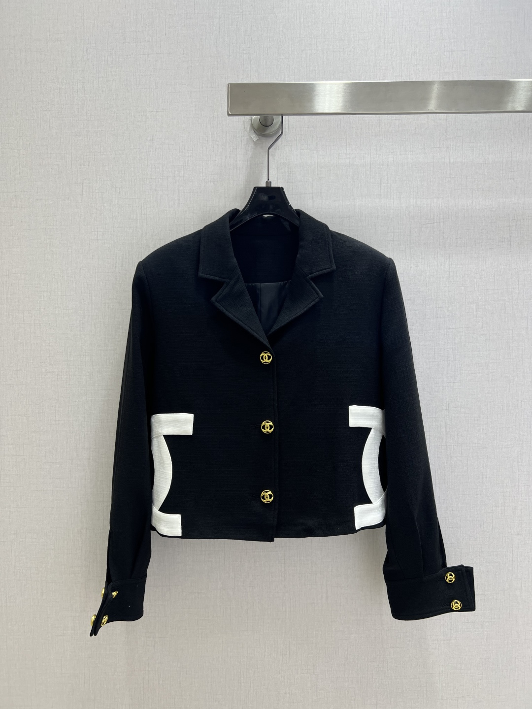 NO:951998,Highly recommended 26 spring and summer new style. Contrast color gold button suit jacket. Simple and elegant. Double C logo. Highly recognizable. Gold buttons embellished with perfect details. Clean cut. Short design shows body proportions. It goes great with high-waisted pants or skirts! Can be easily worn in daily or formal occasions. Two colors SML code. High quality, skirts, jackets & coats, business suit,19860909强烈推荐 26春夏新款 撞色金扣西装外套 简约优雅 双C标志 辨识度超高 金色纽扣点缀,细节满分 剪裁利落 短款设计超显身材比例 搭配高腰裤或裙装都很出彩! 日常或正式场合都能轻松驾驭 两个色 SML码 高品质,,skirts,jackets & coats,business suit,,Women's clothing