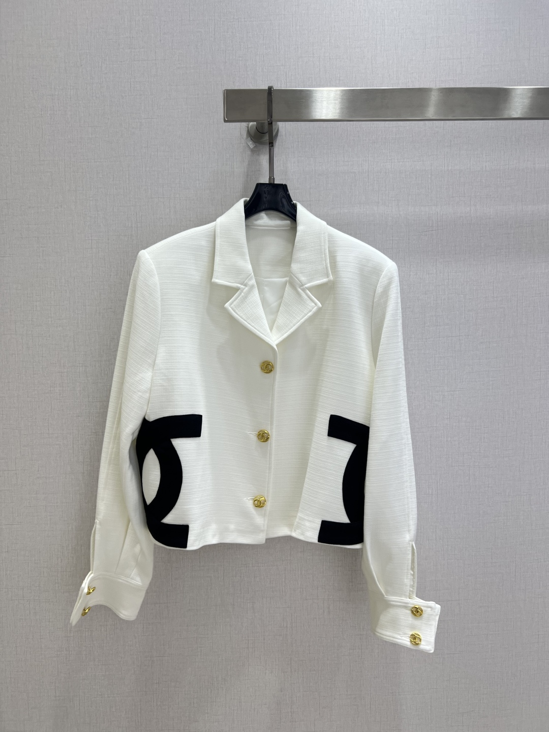 NO:952024,Highly recommended 26 spring and summer new style. Contrast color gold button suit jacket. Simple and elegant. Double C logo. Highly recognizable. Gold buttons embellished with perfect details. Clean cut. Short design shows body proportions. It goes great with high-waisted pants or skirts! Can be easily worn in daily or formal occasions. Two colors SML code. High quality, skirts, jackets & coats, business suit,19860909强烈推荐 26春夏新款 撞色金扣西装外套 简约优雅 双C标志 辨识度超高 金色纽扣点缀,细节满分 剪裁利落 短款设计超显身材比例 搭配高腰裤或裙装都很出彩! 日常或正式场合都能轻松驾驭 两个色 SML码 高品质,,skirts,jackets & coats,business suit,,Women's clothing