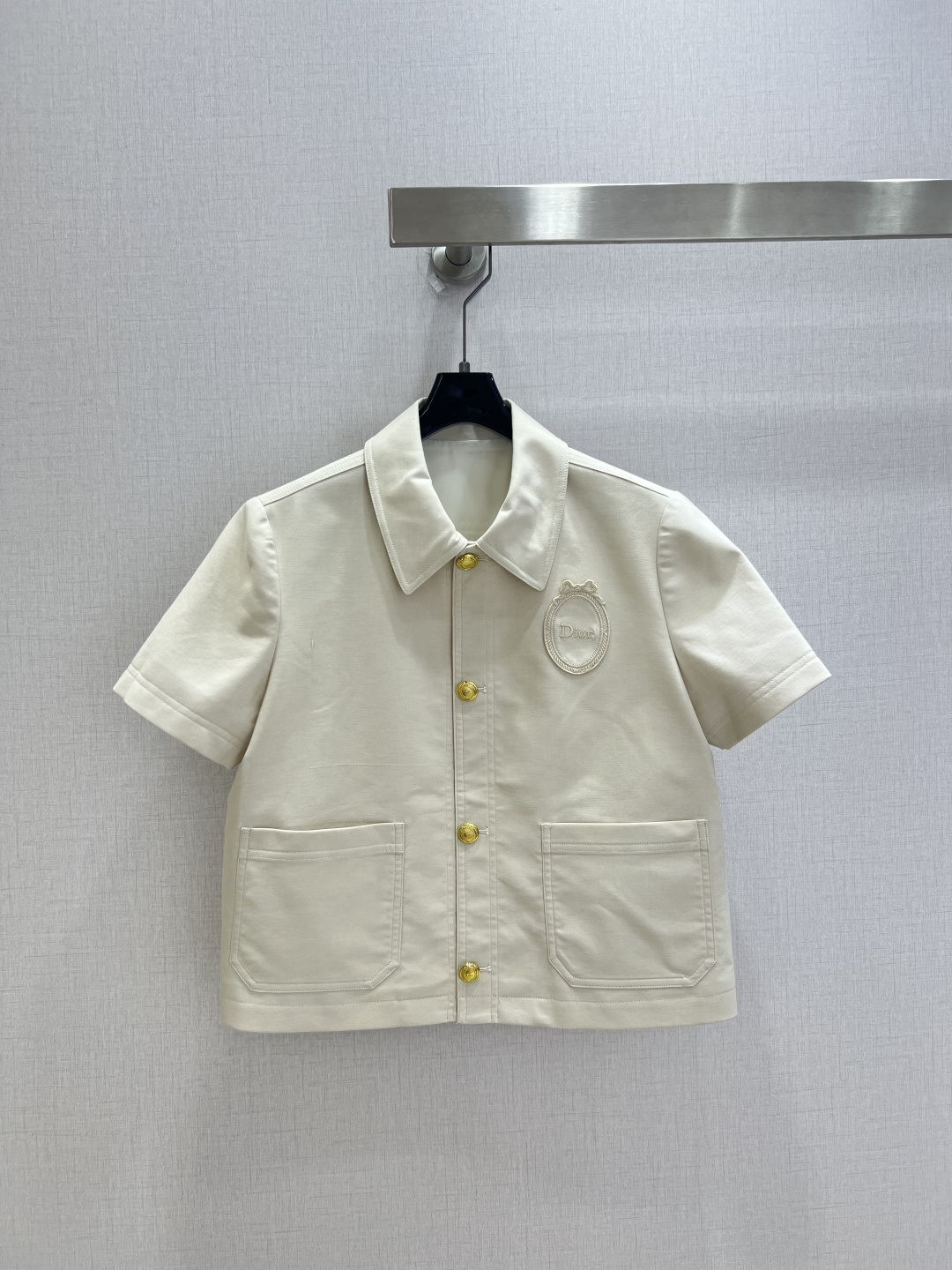 NO:951999,Highly recommended 26 spring and summer new style. Badge embroidered pocket short-sleeved top. Lapel short-sleeved jacket. Customized hardware buttons. Single-breasted design. Letter logo on the chest. The version is quite wide and stylish. The three-dimensional texture is exquisite and full of high-end feeling. One color. SMLXL code. High quality, jackets & coats, T-shirt,19860909强烈推荐 26春夏新款 徽章刺绣口袋短袖上衣 翻领短袖外套 定制五金纽扣 单排扣设计 胸前字母标识 版型挺阔有型 立体肌理感精致感满满高级感 一个色 SMLXL码 高品质,,jackets & coats,T-shirt,,Women's clothing