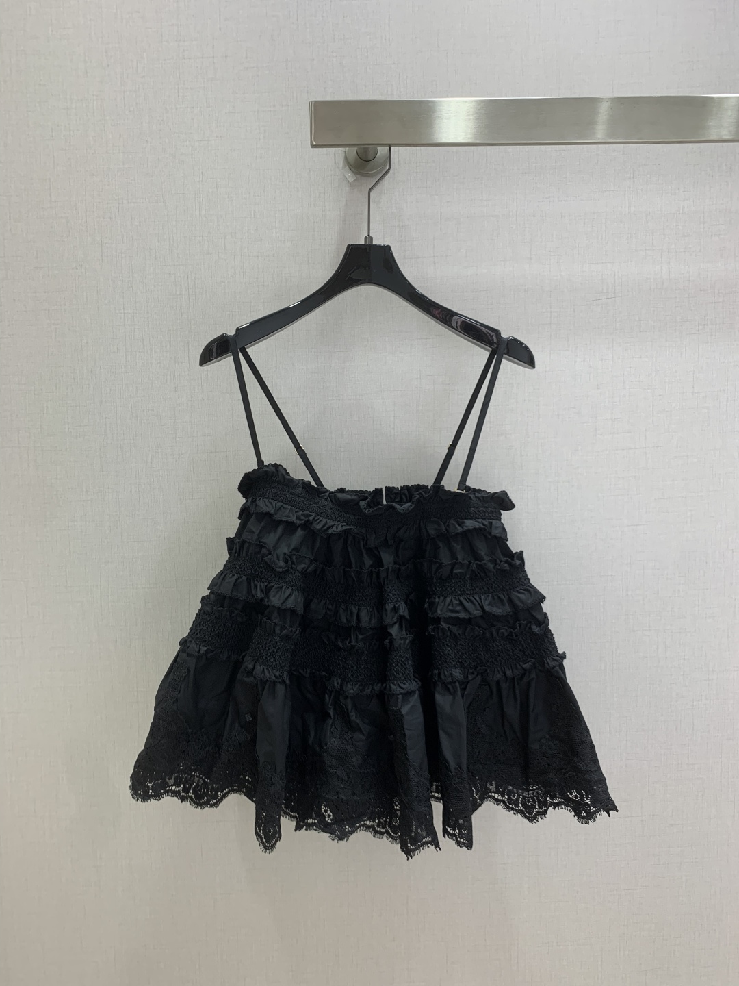 NO:953462,Highly recommended 26th early autumn new lace suspender top, cotton + water-soluble lace, layered ruffle design is super three-dimensional!  The spaghetti straps are adjustable and suitable for various body shapes. It has a French sweet style. It can be worn alone or layered. It can be easily worn on vacation and everyday to show your temperament. Pair it with high-waisted pants or skirts. You can switch between elegance or personality at will. Two colors. SML code. High quality, skirts,19860909强烈推荐 26早秋新款 蕾丝吊带上衣 棉+水溶蕾丝,层次荷叶边设计超有立体感！细肩带可调节,适合各种身形,法式甜美风,单穿or叠穿都OK,度假日常都能轻松驾驭百搭显气质,搭配高腰裤or裙装,优雅or个性随心切换 两个色 SML码 高品质,,skirts,,Women's clothing