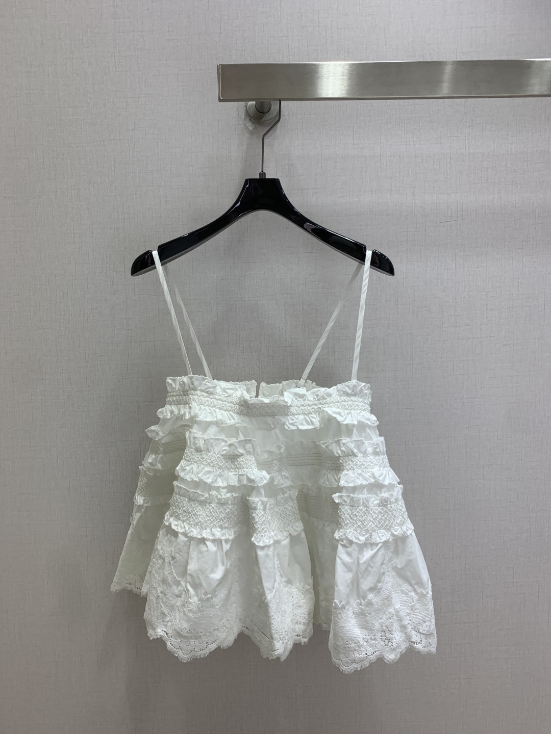 NO:953486,Highly recommended 26th early autumn new lace suspender top, cotton + water-soluble lace, layered ruffle design is super three-dimensional!  The spaghetti straps are adjustable and suitable for various body shapes. It has a sweet French style. It can be worn alone or layered. It can be easily worn on vacation and everyday to show your temperament. Pair it with high-waisted pants or skirts. You can switch between elegance or personality at will. Two colors. SML code. High quality l,,skirts,19860909强烈推荐 26早秋新款 蕾丝吊带上衣 棉+水溶蕾丝,层次荷叶边设计超有立体感！细肩带可调节,适合各种身形,法式甜美风,单穿or叠穿都OK,度假日常都能轻松驾驭百搭显气质,搭配高腰裤or裙装,优雅or个性随心切换 两个色 SML码 高品质l,,skirts,,Women's clothing