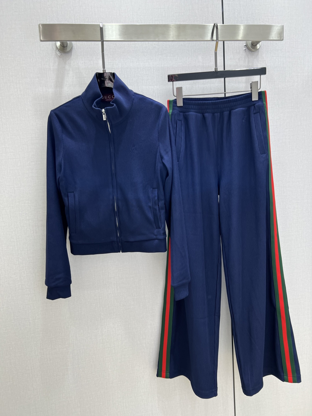 NO:955589,Highly recommended 26 spring and summer new style stand-up collar webbing trousers casual suit. There is no reason to refuse it. A cute style, it is OK to wear for daily commuting, regardless of the occasion. The design is unique, the layering is richer, and the small details are a plus. One color, SML code, high quality,,19860909强烈推荐 26春夏新款 立领织带长裤休闲套装 没有理由可以拒绝它.可A可飒的风格,日常通勤穿什么的都是很OK的,不挑场合的.设计独特 层次感更加丰富,满满小细节太加分了 一个色 SML码 高品质,,,Women's clothing