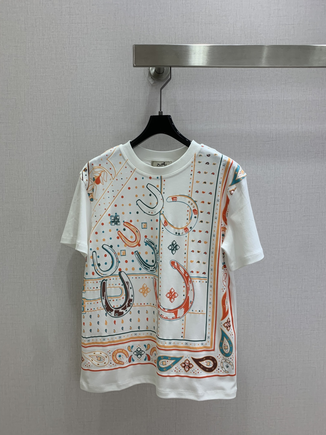 NO:955578,Highly recommended 26 spring and summer new color horseshoe button short-sleeved T-shirt, simple and personalized!  Made of pure cotton, breathable and comfortable, perfect for summer wear. The loose fit accommodates a variety of body types. It goes well with jeans or casual pants!  Two colors SML code high quality,jeans,T-shirt,tees,t-shirt,19860909强烈推荐 26春夏新款 彩色马蹄扣短袖T恤 简约又有个性！纯棉材质,透气舒适,夏天穿超合适,宽松版型,包容多种身材,随便搭牛仔裤or休闲裤都很OK！两个色 SML码 高品质,,jeans,T-shirt,tees，t-shirt,,Women's clothing