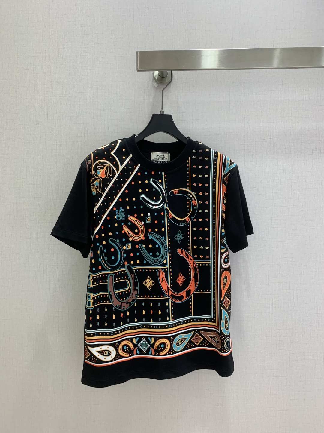NO:955568,Highly recommended 26 spring and summer new color horseshoe button short-sleeved T-shirt, simple and personalized!  Made of pure cotton, breathable and comfortable, perfect for summer wear. The loose fit accommodates a variety of body shapes. It goes well with jeans or casual pants!  Two colors SML code high quality,jeans,T-shirt,tees,t-shirt,19860909强烈推荐 26春夏新款 彩色马蹄扣短袖T恤 简约又有个性！纯棉材质,透气舒适,夏天穿超合适,宽松版型,包容多种身材,随便搭牛仔裤or休闲裤都很OK！两个色 SML码 高品质,,jeans,T-shirt,tees，t-shirt,,Women's clothing