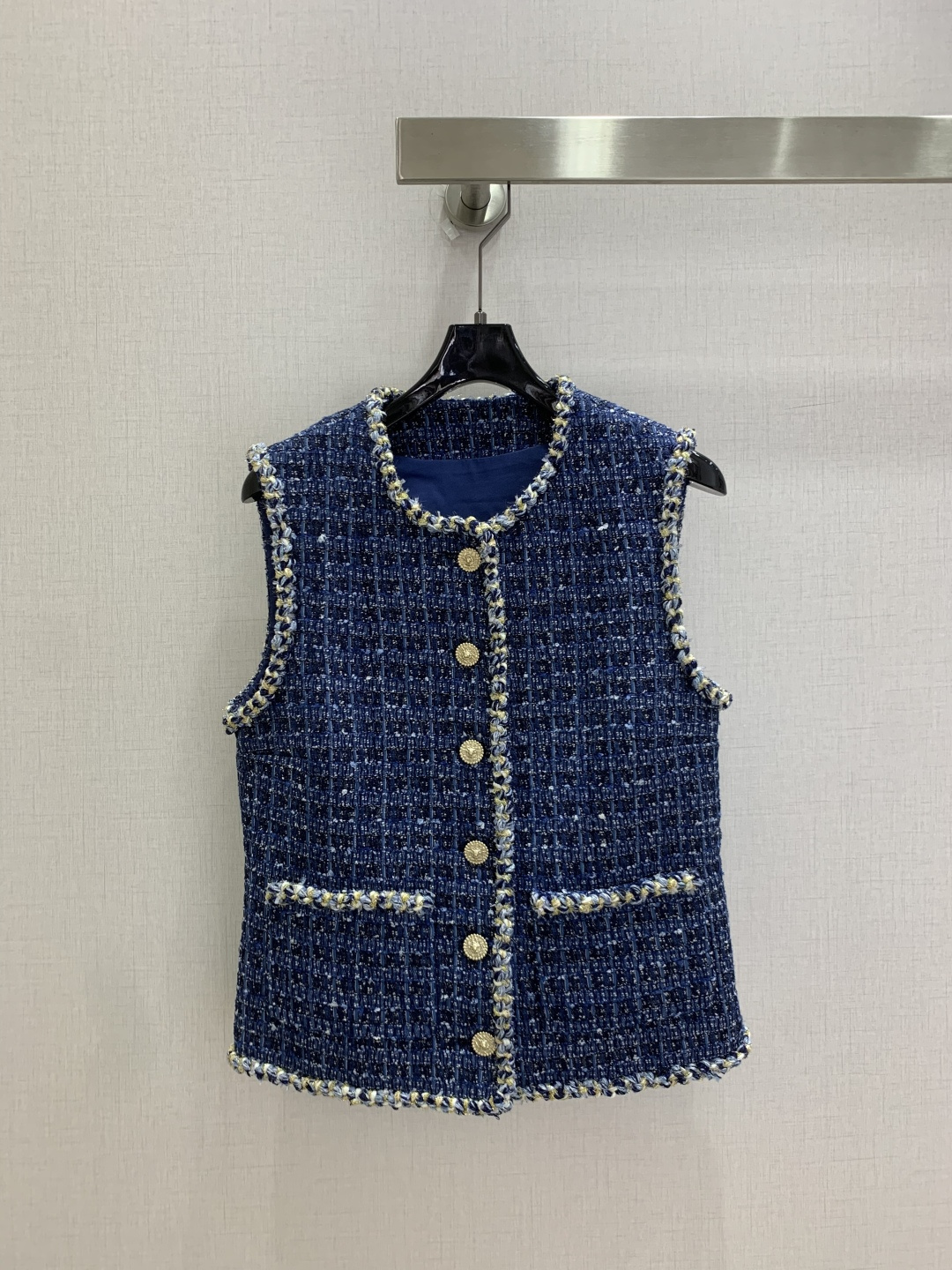 NO:957780,Highly recommended for 26th early autumn new style, bundled edge tweed vest jacket, Xiaoxiangfeng woven tweed vest jacket, beautiful high-end colorful yarn woven fabric, super beautiful in real life, three-dimensional texture and full of exquisiteness, the upper body has a noble temperament, custom buckle 3D three-dimensional tailoring version is very slim, practical and good-looking, French socialite style is elegant and high-end, a must-have for rich families, one color SML code, high quality, jackets & coats,19860909强烈推荐 26早秋新款 捆边粗呢马甲外套 小香风编织粗纺花呢马甲外套 绝美高级彩纱编织面料实物超美 立体肌理感精致感满满 上身自带一种高贵气质 定制扣3D立体剪裁版型巨显瘦 实穿度高颜值也更高 法式名媛风优雅又高级 富家千金必备 一个色 SML码 高品质,,jackets & coats,,Women's clothing