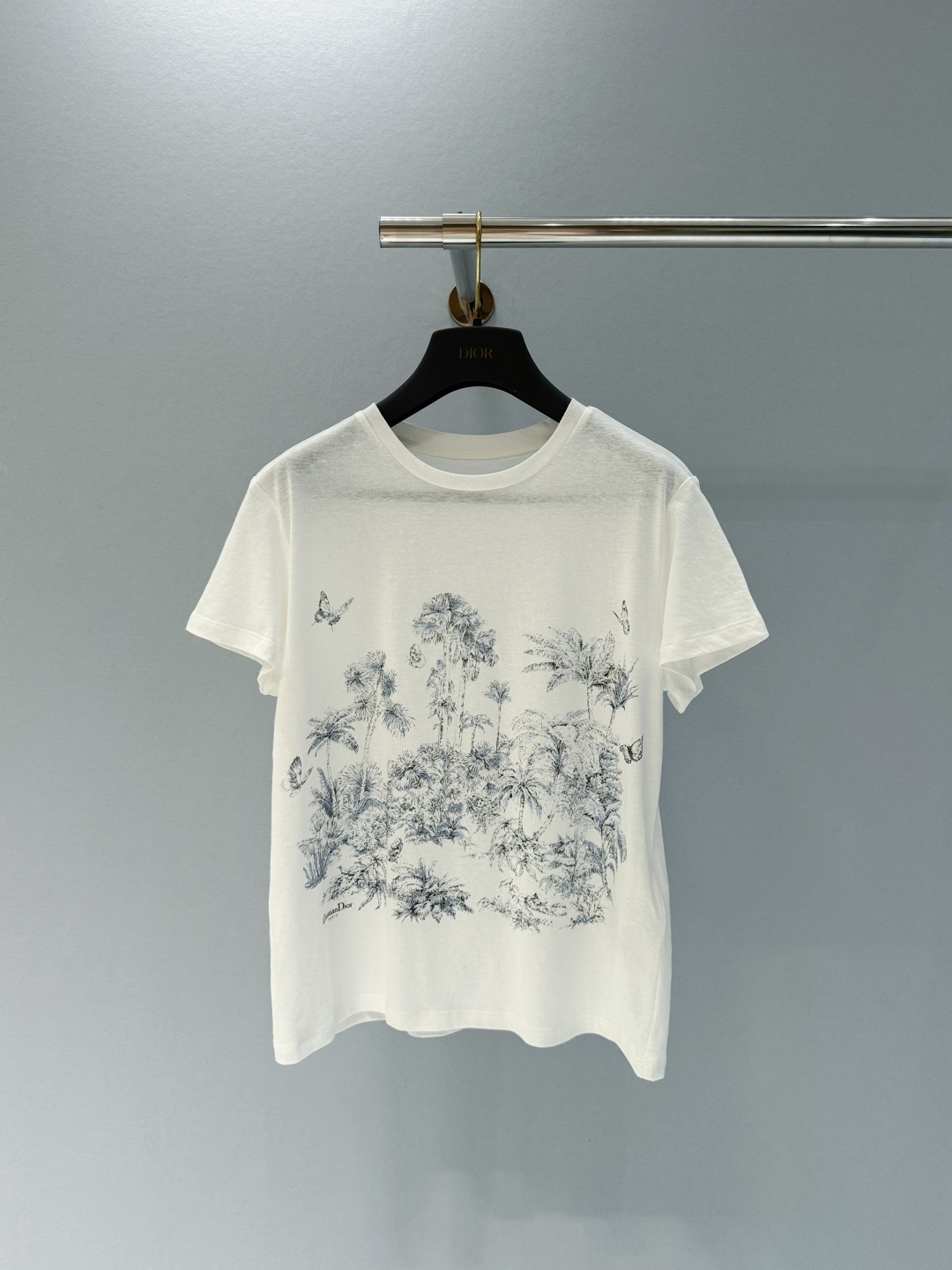 Dior Floral Print T-Shirt: Lightweight Cotton-Linen Blend, Slim Fit 3 cmp i1747121134876 3547 0 1