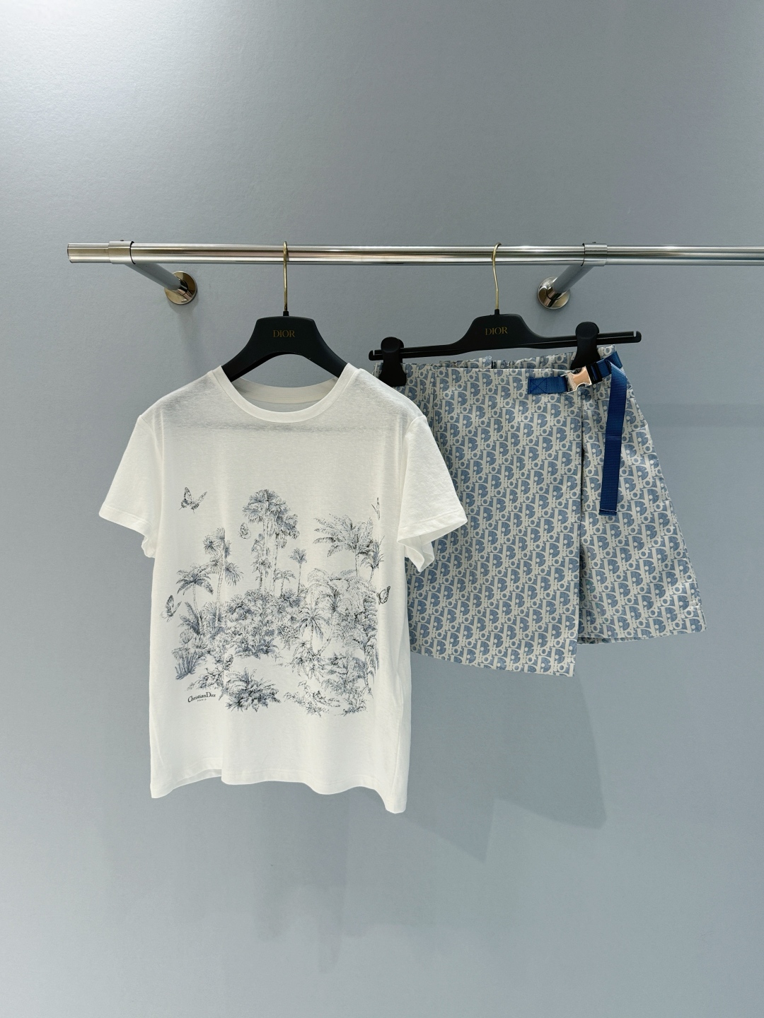 Dior Floral Print T-Shirt: Lightweight Cotton-Linen Blend, Slim Fit 2 cmp i1747121136769 620 0 0