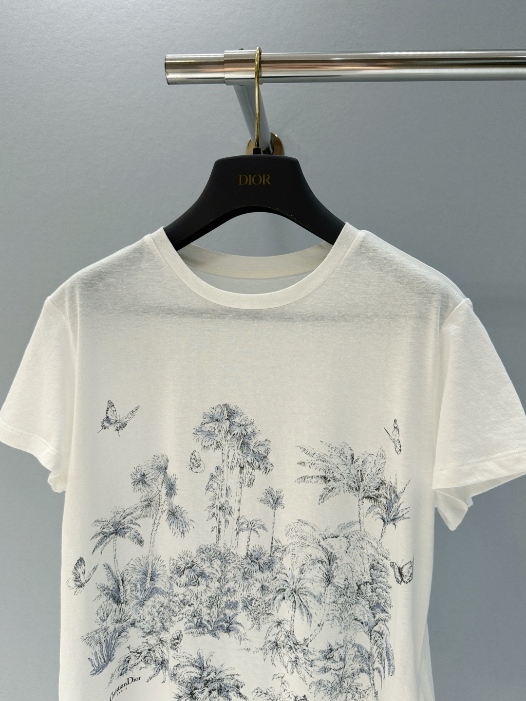 Dior Floral Print T-Shirt: Lightweight Cotton-Linen Blend, Slim Fit 4 cmp i1747121136804 6330 0 2