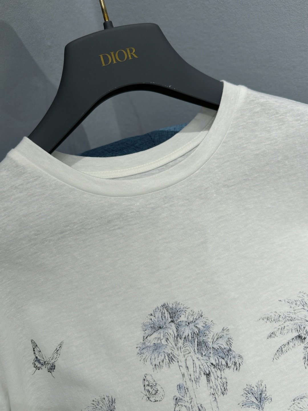 Dior Floral Print T-Shirt: Lightweight Cotton-Linen Blend, Slim Fit 8 cmp i1747121136816 455 0 6