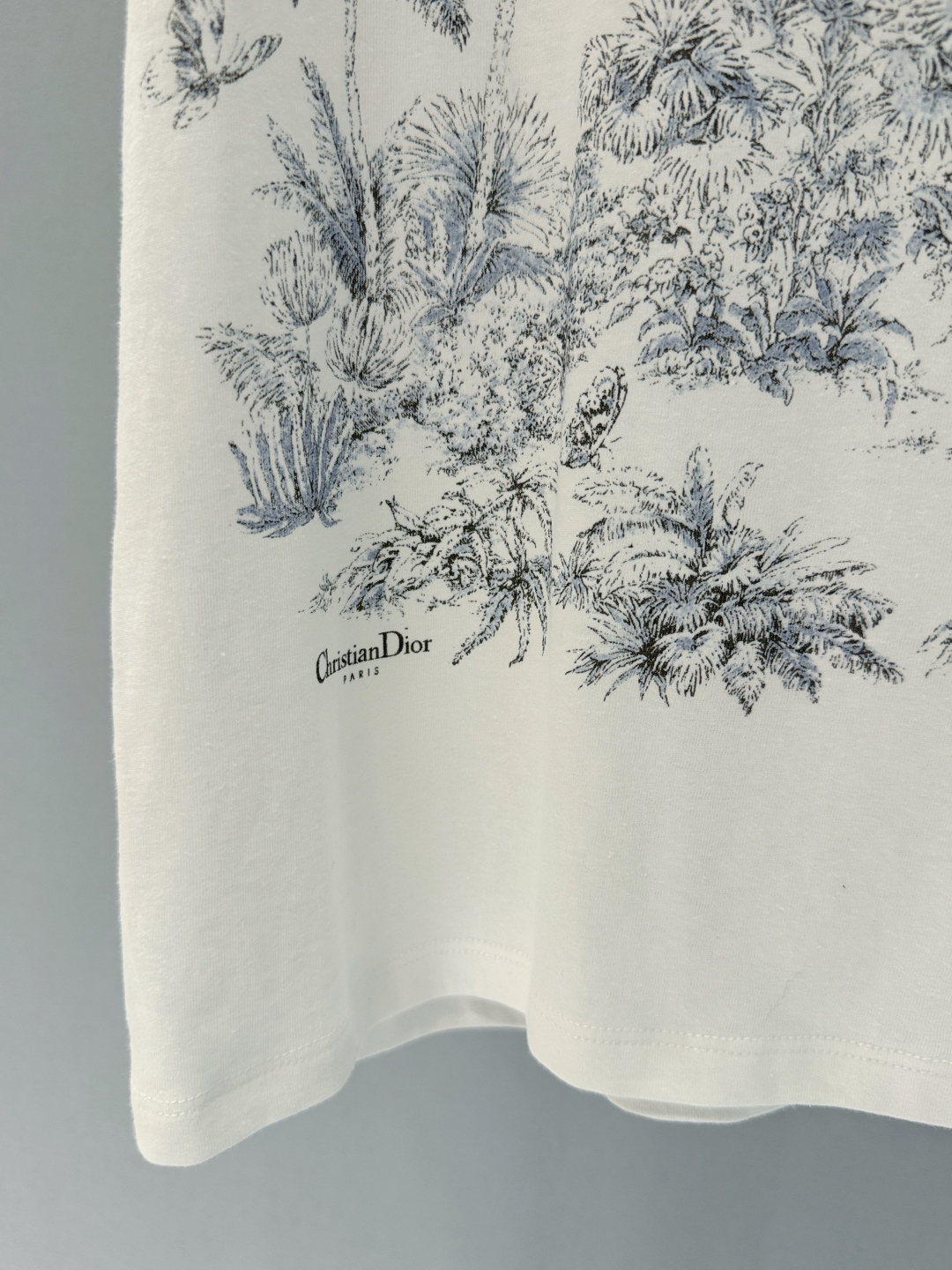 Dior Floral Print T-Shirt: Lightweight Cotton-Linen Blend, Slim Fit 5 cmp i1747121136834 591 0 3