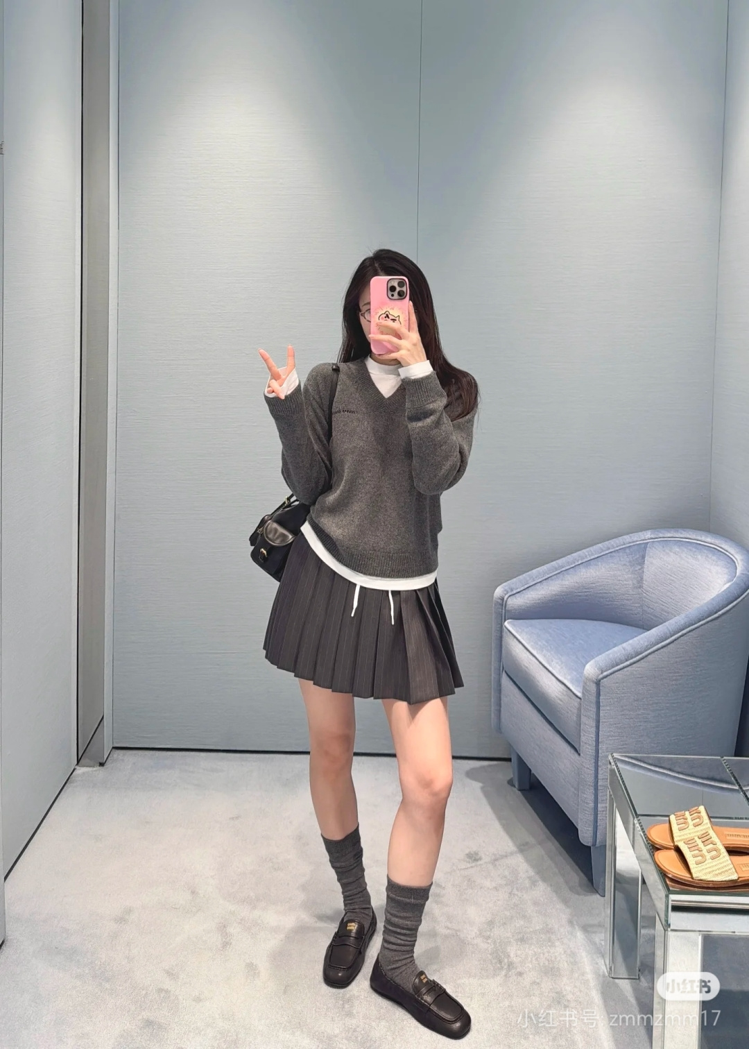 NO:457744,Miumiu25Fw early autumn new model, gray fake two-piece spliced ​​V-neck long-sleeved sweater丨Exclusive yb development!  High-end production!  Cashmere wool blended yarn is decorated with brand logo embroidery logo. White ribbed round neck cuff spliced ​​hem design, slightly loose style, lazy and slimming, fashionable and versatile!  Identify my version S M L, miumiu, alexander wang19860909Miumiu25Fw早秋新款 灰色假两件拼接V领长袖针织衫丨独家yb开发！高版出品！羊绒羊毛混纺纱线 饰有品牌标识刺绣徽标 白色罗纹圆领袖口拼接下摆撞色设计,微宽松版型,懒惰又显瘦,减龄时尚超级百搭！认准我家版本S M L,,miumiu,alexander wang,Women's clothing