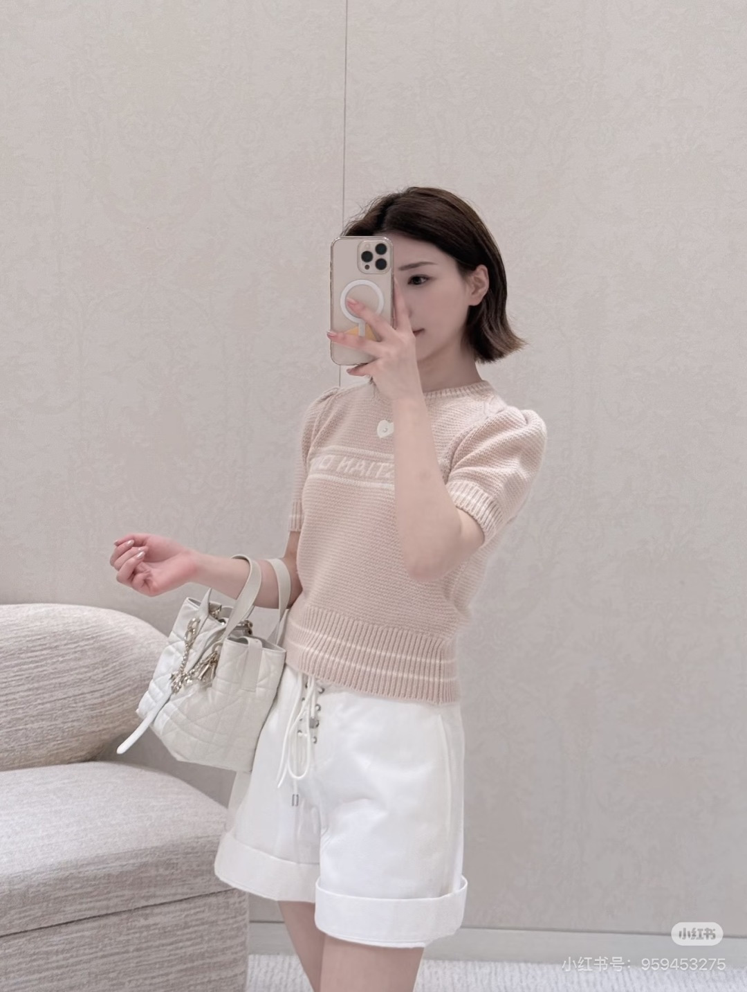 NO:657826,*25 Christmas limited edition platinum series, cashmere knitted short-sleeved neckline with love embroidery + fine glittering gold thread on the cuffs, three-dimensional love embroidery on the chest + jacquard brand letters, low-key and noble platinum color matching, with a Christmas gilded atmosphere!  Exclusively customized imported yb wool and cashmere blend material, slightly slim fit short style + puff short sleeves, hidden flesh can also highlight the waist-to-hip ratio, exquisite style that can be worn on holiday dates or daily commuting, the details are all high-end ~ 1:1 awesome version, the latest item in early autumn, look for the exclusive high version. Ready-made SML, T-shirt, alexander wang19860909*25圣诞限定白金系列爱心刺绣羊绒针织短袖领口+袖口的细闪金线勾边,胸口立体爱心刺绣+品牌字母提花,低调又显贵的白金配色,自带圣诞鎏金氛围！ 独家定制进口yb羊毛羊绒混纺材质,微修身短款+泡泡短袖,藏肉还能衬出腰臀比例,节假日约会或日常通勤都能穿的精致款,细节里全是高级感～1:1超赞版型,早秋最新单品,认准独家高版本 现货 SML,,T-shirt,alexander wang,Women's clothing