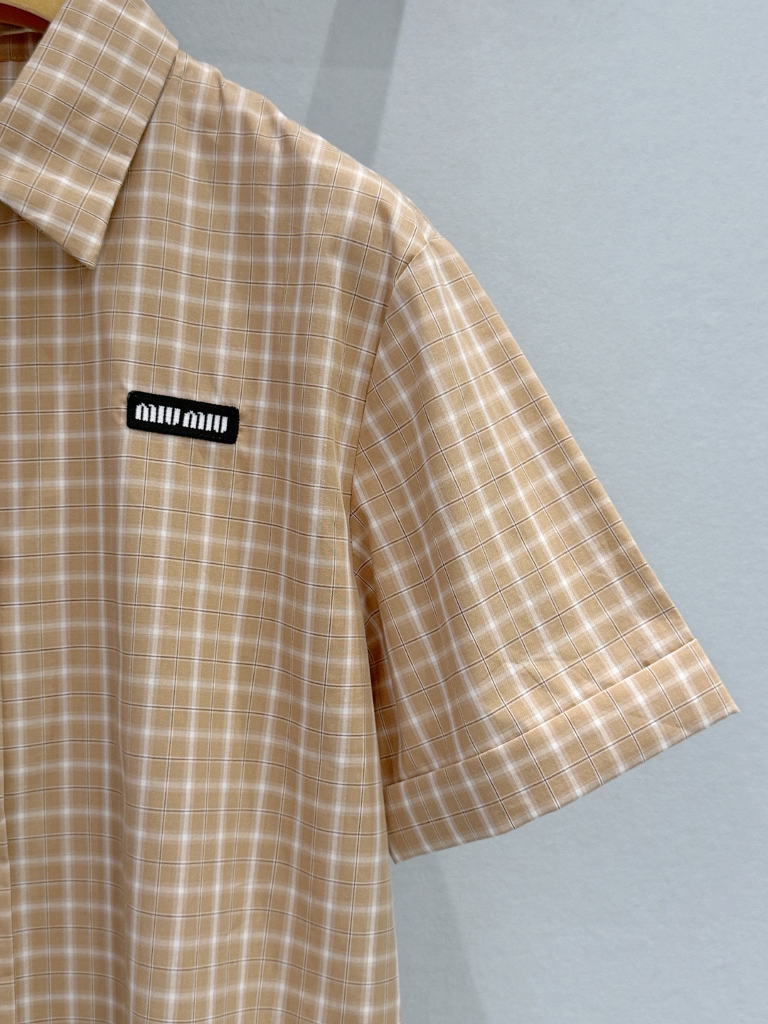 Miu Mi*26新款卡其格纹短袖衬衫真的是春夏氛围感天花板✨ 温柔的浅棕格纹自带复古滤镜，经典翻领+单