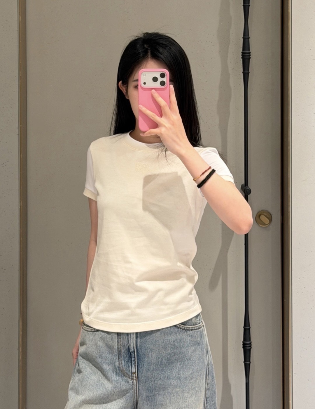 NO:795678,LOEWE26's new color-blocked short-sleeved T-shirt has a cream body with pure white raglan sleeves. The cuffs and collar are piping in the same color. It is visually clean, soft and layered. The same color embossed Anagram logo is used on the chest to low-key brand recognition and avoid an exaggerated logo. It is made of high-weight pure cotton or cotton blended fabrics, which are skin-friendly, breathable, crisp and slim.  The slightly loose fit is suitable for a variety of body types. The raglan sleeve structure weakens the shoulder line and is friendly to slip-on and wide shoulders. The contrasting color splicing makes the basic model more design-like. The cream tone is gentle and white. It is a versatile light luxury item in spring and summer. It can be worn alone to create a simple and high-end feel. It can also be worn inside a shirt or jacket, suitable for commuting, dating, traveling and other scenarios.,,loewe,jackets  & coats,shirts,T-shirt,tees,t-shirt,19860909LOEWE26新款拼色短袖T恤,奶油色衣身搭配纯白色插肩袖,袖口与领口同色系滚边设计,视觉上干净柔和又富有层次,胸前采用同色系压纹Anagram标识,低调彰显品牌辨识度,避免了夸张的logo感,选用高克重纯棉或棉混纺面料,亲肤透气且有挺括感,修身微宽松版型适配多种身材,插肩袖结构弱化肩线,对溜肩、宽肩都很友好,撞色拼接让基础款更具设计感,奶油色调温柔显白,是春夏百搭的轻奢单品,可单穿打造简约高级感,也可内搭在衬衫、外套里,适配通勤、约会、出游等多种场景.,,loewe,jackets & coats,shirts,T-shirt,tees，t-shirt,,Women's clothing