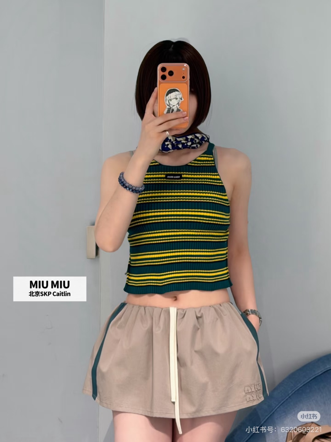 NO:796678,(Skirt) Miu Mi*26’s new retro sports style suit perfectly combines the 90s sports casual style with the brand’s iconic girly feel. The khaki main body is paired with dark green side stripes. The stand-up collar zipper jacket adopts raglan sleeves, ribbed stand-up collar and hem design, and the front full zipper is matched with three-dimensional Miu embossed on the chest.  Miu logo, the same color drawstring mini skirt is presented with an elastic drawstring at the waist, a flared A-line version, and the three-dimensional logo is also embossed on the hem. Both are made of washed twill cotton fabrics with a distressed texture. They can be worn as a complete set to create a energetic and girly look, or they can be disassembled.  Divided and matched to suit more scenes, it is a popular item in the 2026 early spring series that combines retro atmosphere and exquisite recognition, and perfectly interprets the 'miu-in-miu' style.,,miumiu,skirts,jackets  & coats,19860909（裙） Miu Mi*26新款复古运动风套装,将90年代运动休闲风格与品牌标志性少女感完美融合,卡其色主体搭配深绿色侧条纹,立领拉链夹克采用插肩袖、罗纹立领与下摆设计,正面全拉链搭配胸前压印立体Miu Miu徽标,同色系抽绳迷你短裙则以腰部弹力抽绳、喇叭A字版型呈现,下摆同样压印立体徽标,两者均采用水洗斜纹棉面料,自带做旧质感,既可以整套穿着打造元气少女感,也能拆分搭配适配更多场景,是2026早春系列中兼具复古氛围与精致辨识度的热门单品,完美诠释了“miu里miu气”的穿搭风格.,,miumiu,skirts,jackets & coats,,Women's clothing