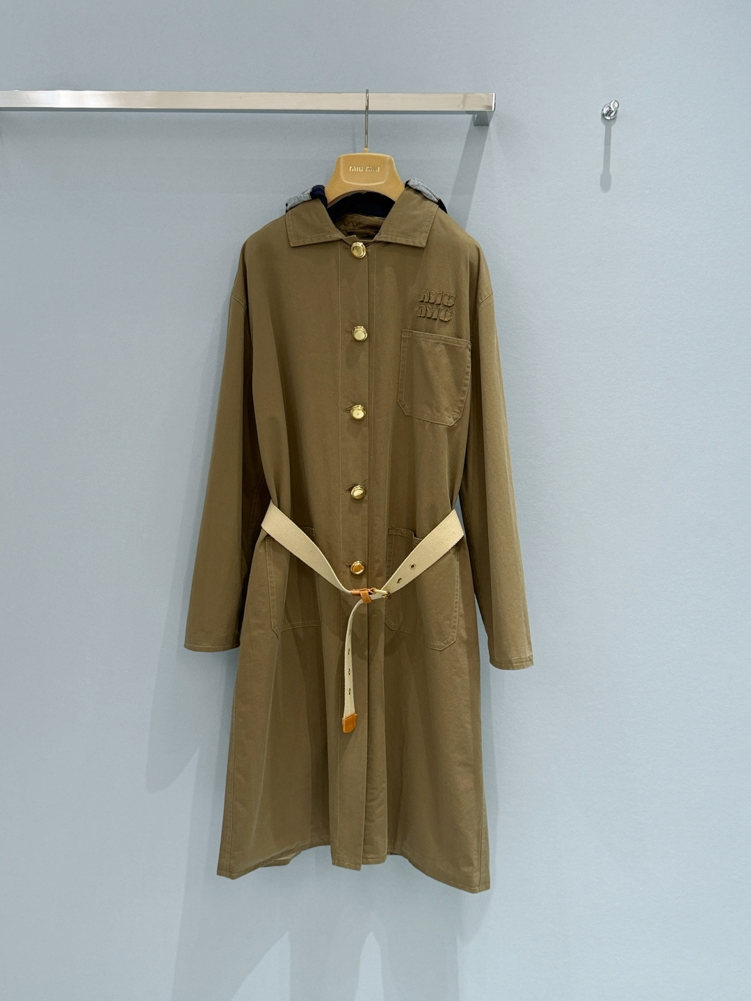 miu mi*26新款卡其色腰带风衣，自带松弛感的复古工装风，翻领+金色排扣利落又显贵，可拆卸连帽设计兼