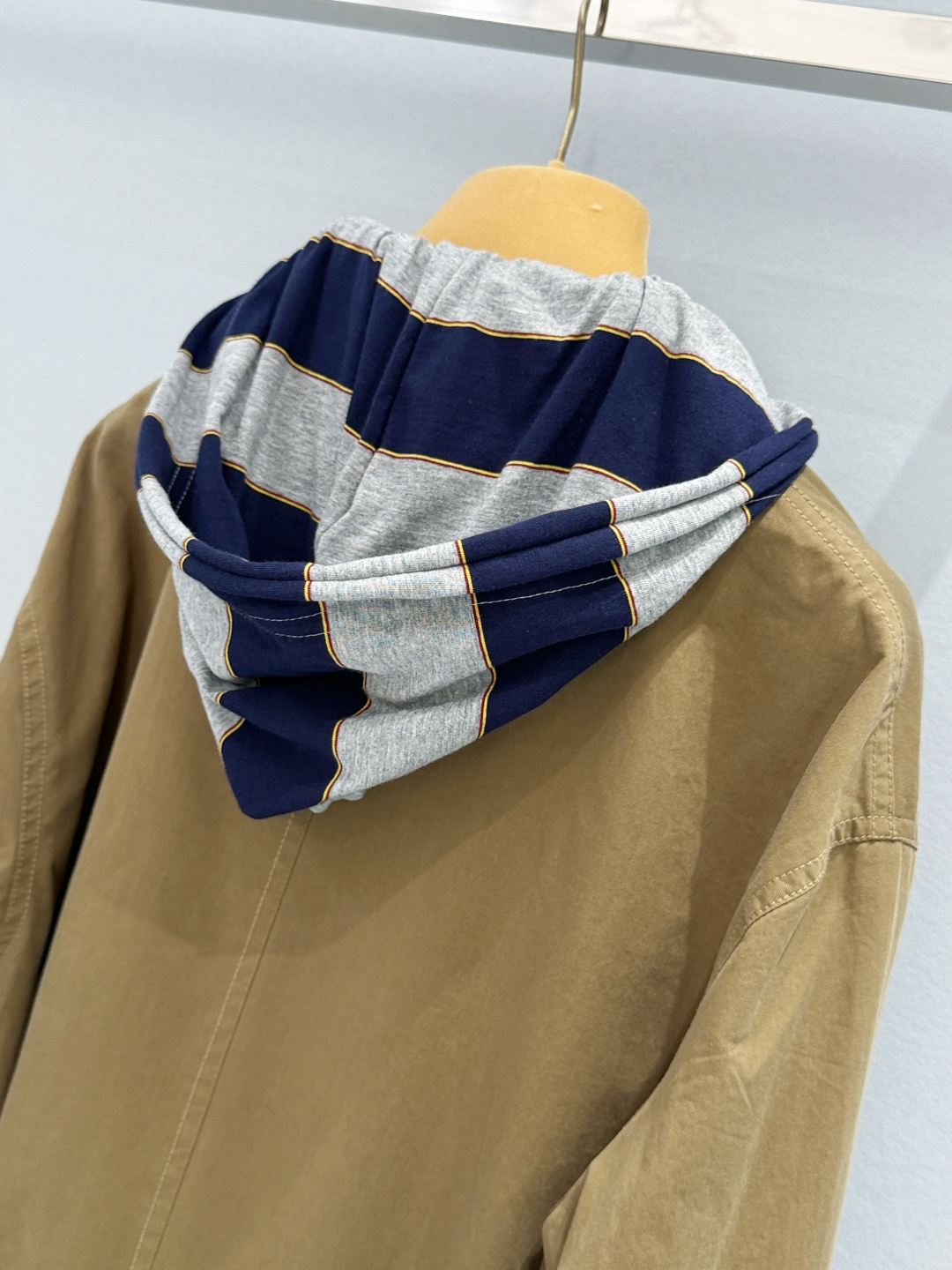 miu mi*26新款卡其色腰带风衣，自带松弛感的复古工装风，翻领+金色排扣利落又显贵，可拆卸连帽设计兼