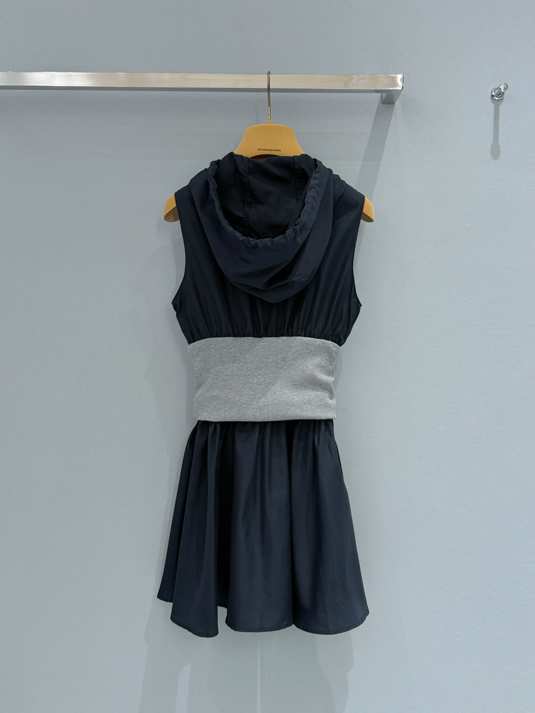 Miu Miu26新款藏青拼色连帽连衣裙，解锁甜酷休闲新穿搭，藏青基底拼浅灰针织收腰腰封，红白撞色抽绳点