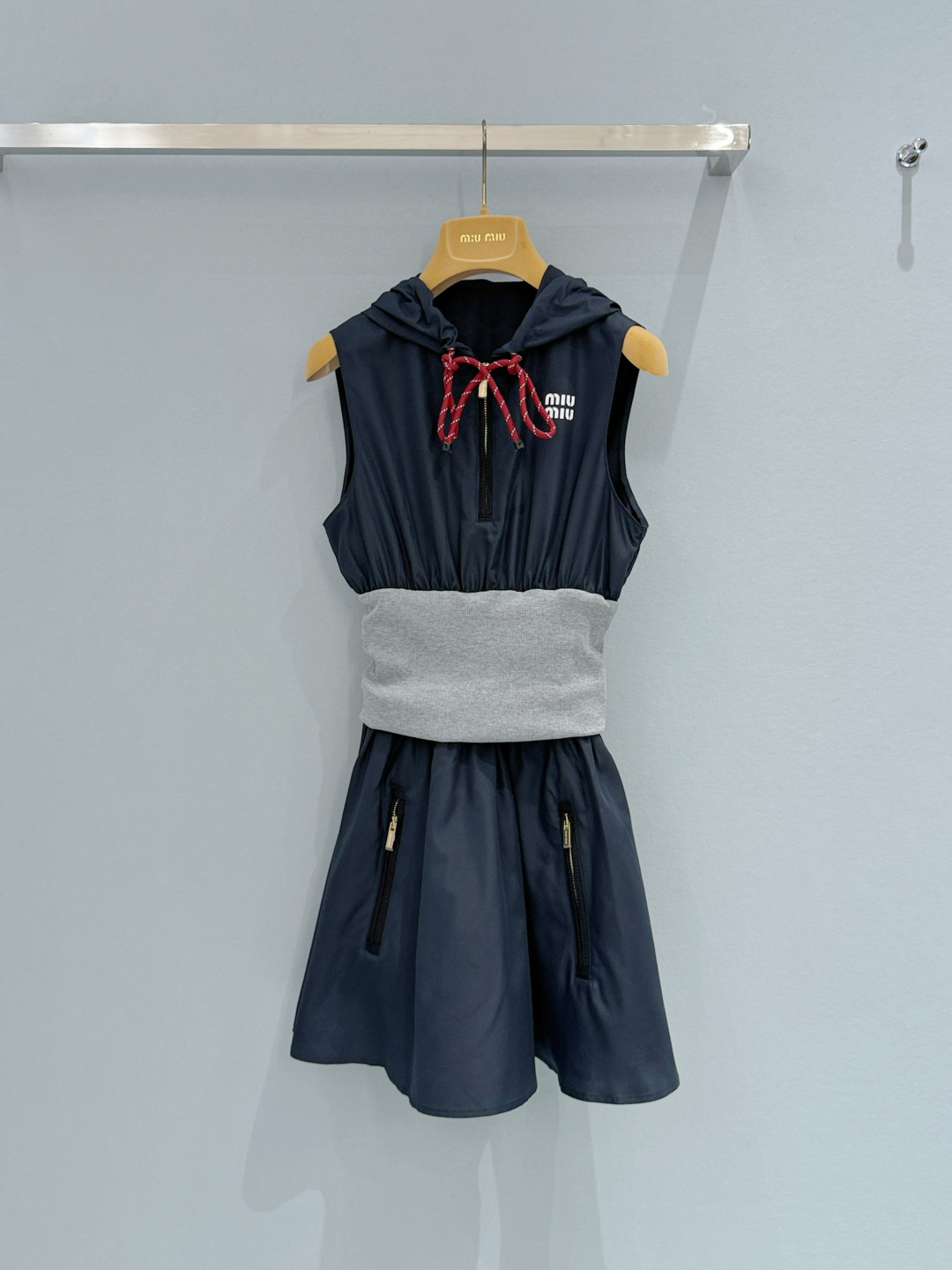 Miu Miu26新款藏青拼色连帽连衣裙，解锁甜酷休闲新穿搭，藏青基底拼浅灰针织收腰腰封，红白撞色抽绳点
