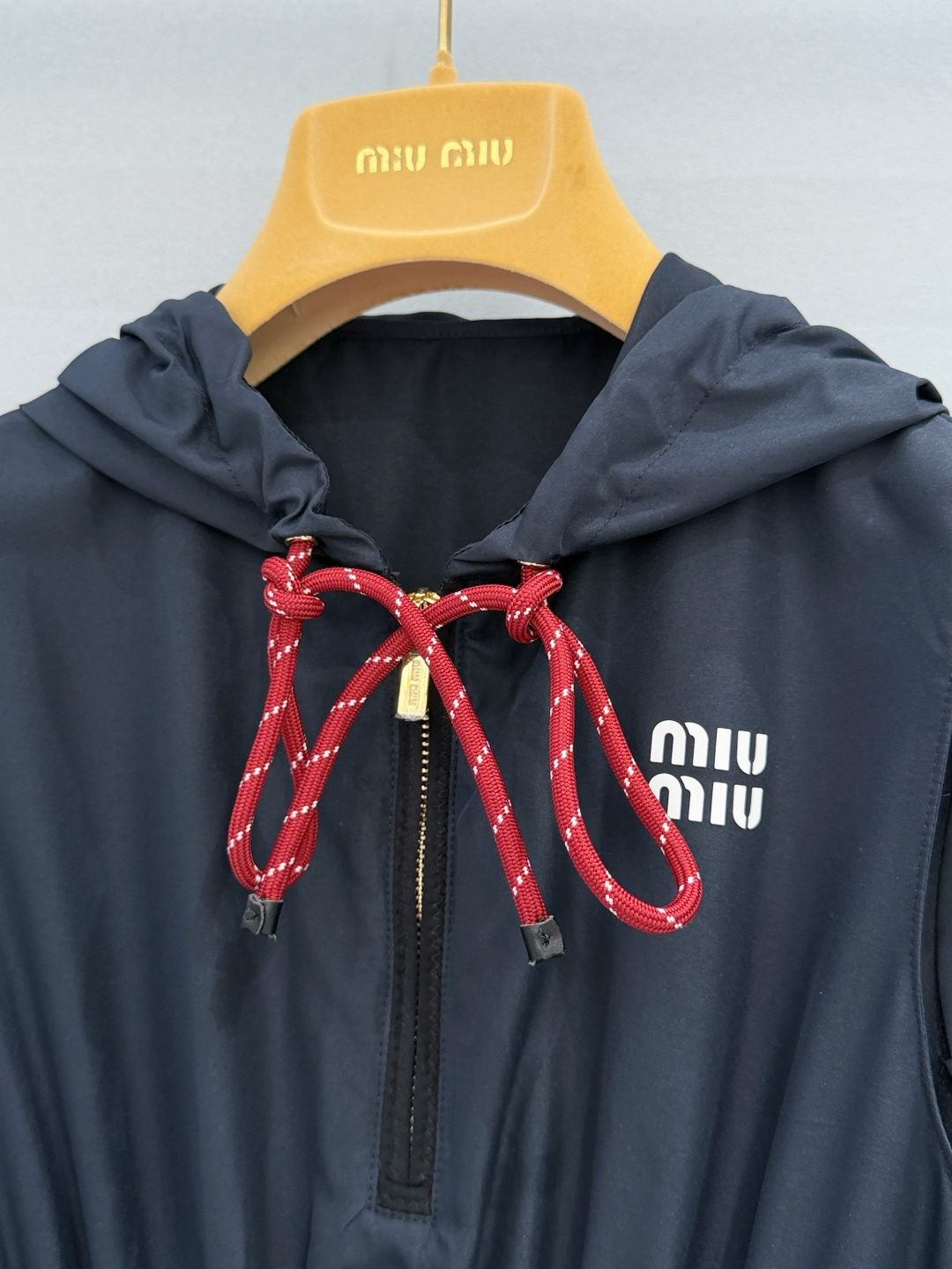 Miu Miu26新款藏青拼色连帽连衣裙，解锁甜酷休闲新穿搭，藏青基底拼浅灰针织收腰腰封，红白撞色抽绳点