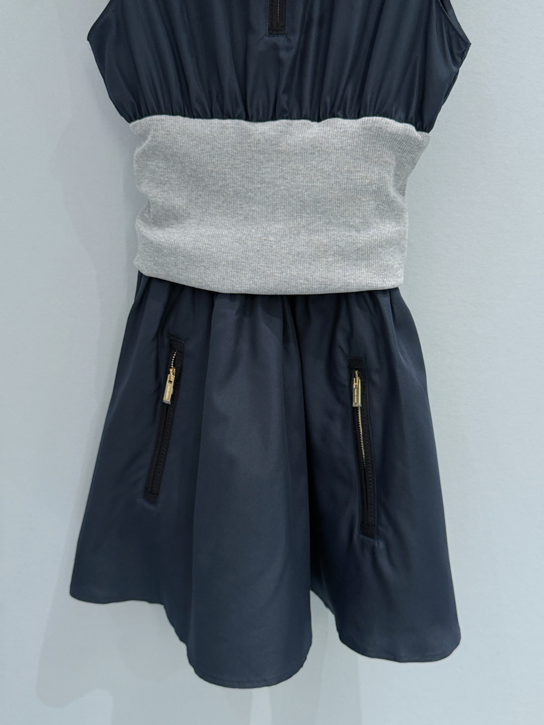 Miu Miu26新款藏青拼色连帽连衣裙，解锁甜酷休闲新穿搭，藏青基底拼浅灰针织收腰腰封，红白撞色抽绳点