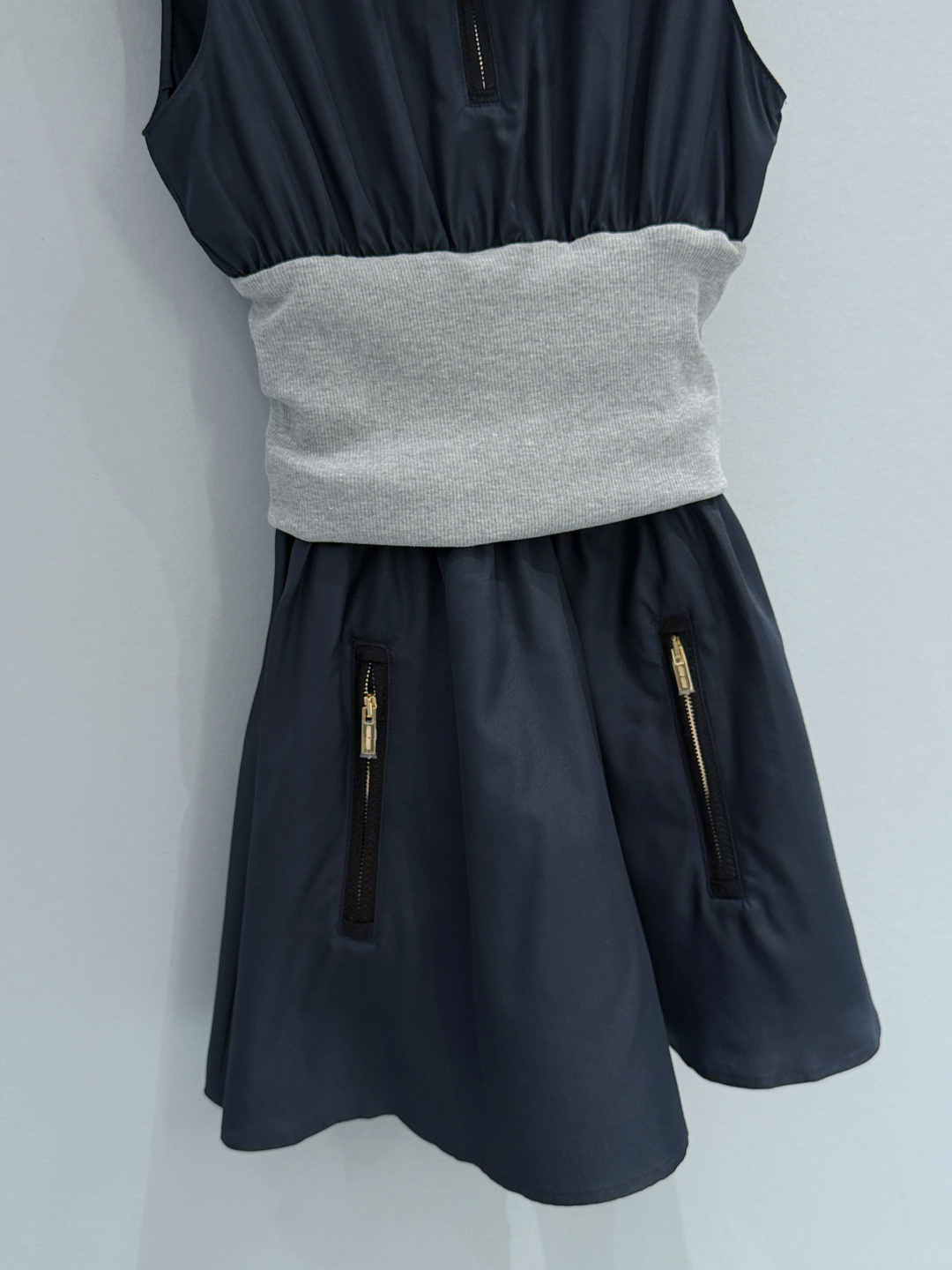 Miu Miu26新款藏青拼色连帽连衣裙，解锁甜酷休闲新穿搭，藏青基底拼浅灰针织收腰腰封，红白撞色抽绳点