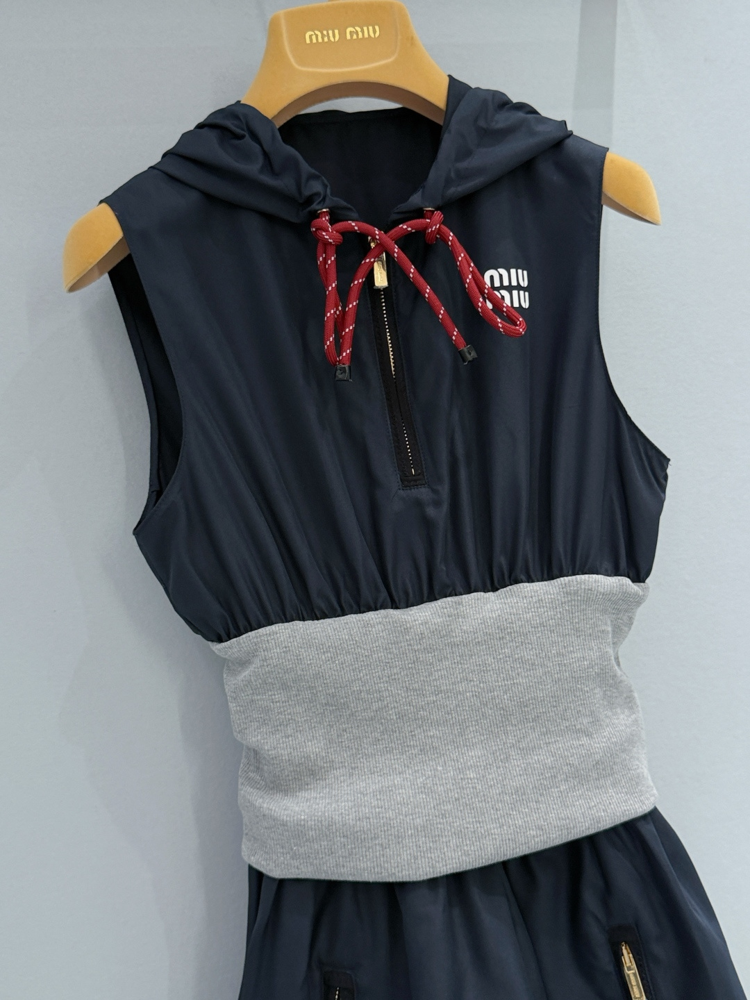 Miu Miu26新款藏青拼色连帽连衣裙，解锁甜酷休闲新穿搭，藏青基底拼浅灰针织收腰腰封，红白撞色抽绳点