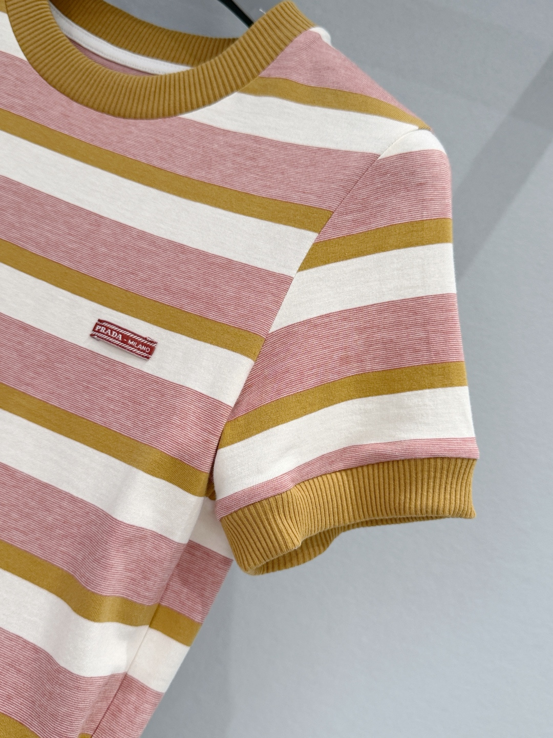 Miu* 26Ss春夏新款 微标撞色条纹拼接罗纹短袖顶级高版出品！将复古学院风与现代感完美融合。色搭配黄