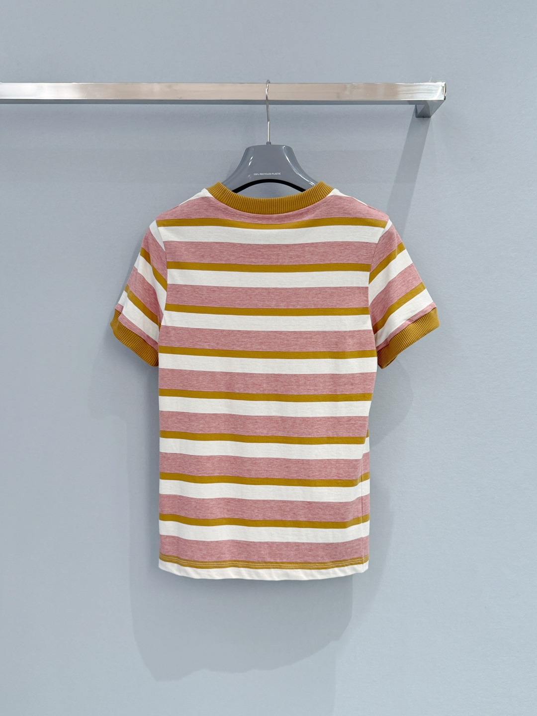 Miu* 26Ss春夏新款 微标撞色条纹拼接罗纹短袖顶级高版出品！将复古学院风与现代感完美融合。色搭配黄