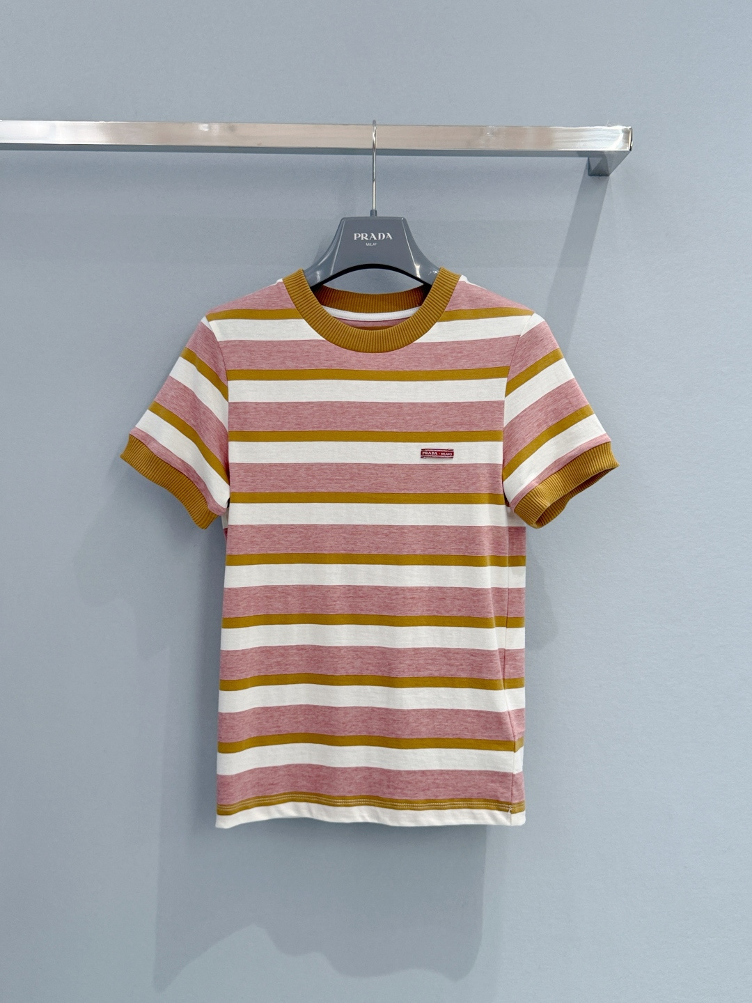 Miu* 26Ss春夏新款 微标撞色条纹拼接罗纹短袖顶级高版出品！将复古学院风与现代感完美融合。色搭配黄