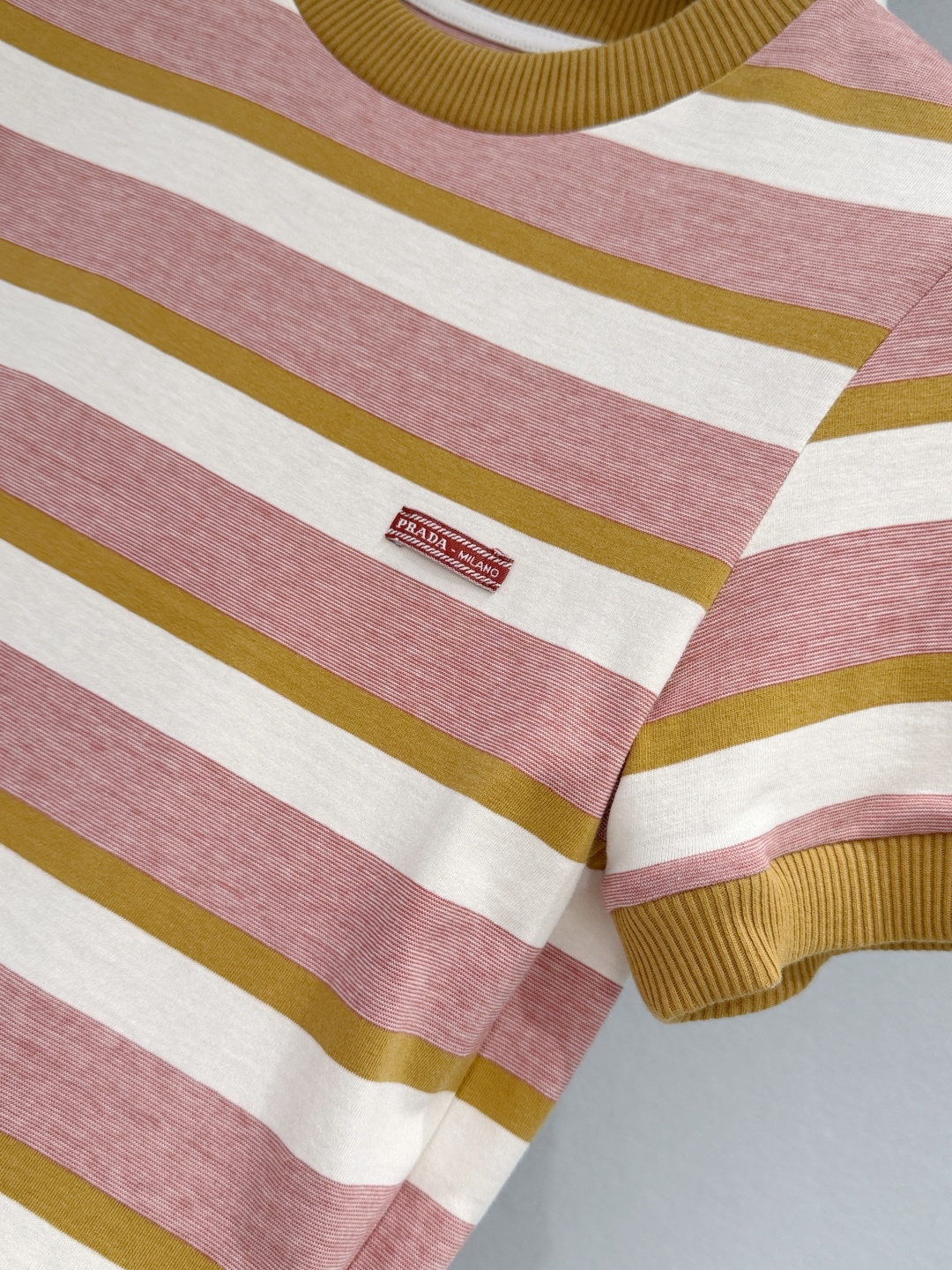 Miu* 26Ss春夏新款 微标撞色条纹拼接罗纹短袖顶级高版出品！将复古学院风与现代感完美融合。色搭配黄