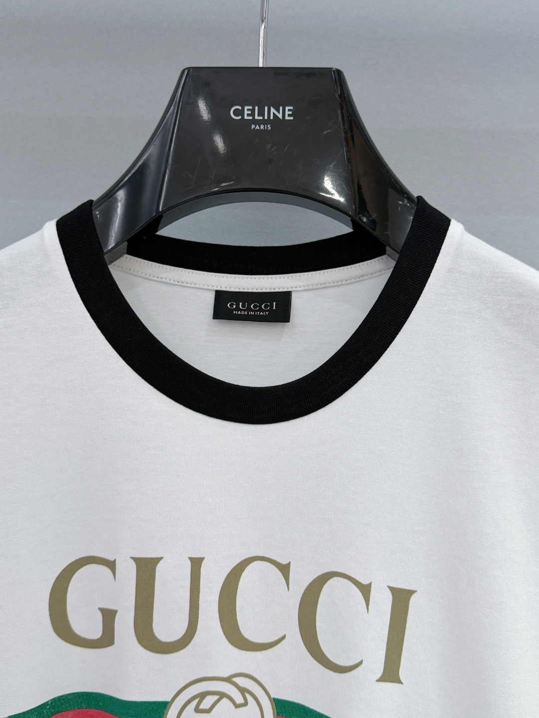 Gucci26新款红绿织带双G印花短袖T恤，有白、粉两色可选，白色款采用黑边撞色+黑色木耳边袖口设计，粉
