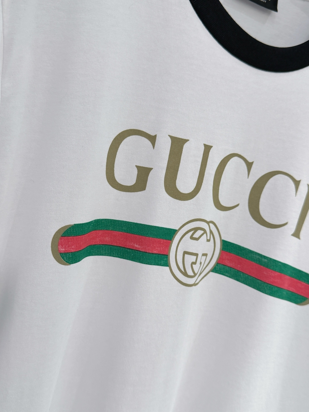 Gucci26新款红绿织带双G印花短袖T恤，有白、粉两色可选，白色款采用黑边撞色+黑色木耳边袖口设计，粉