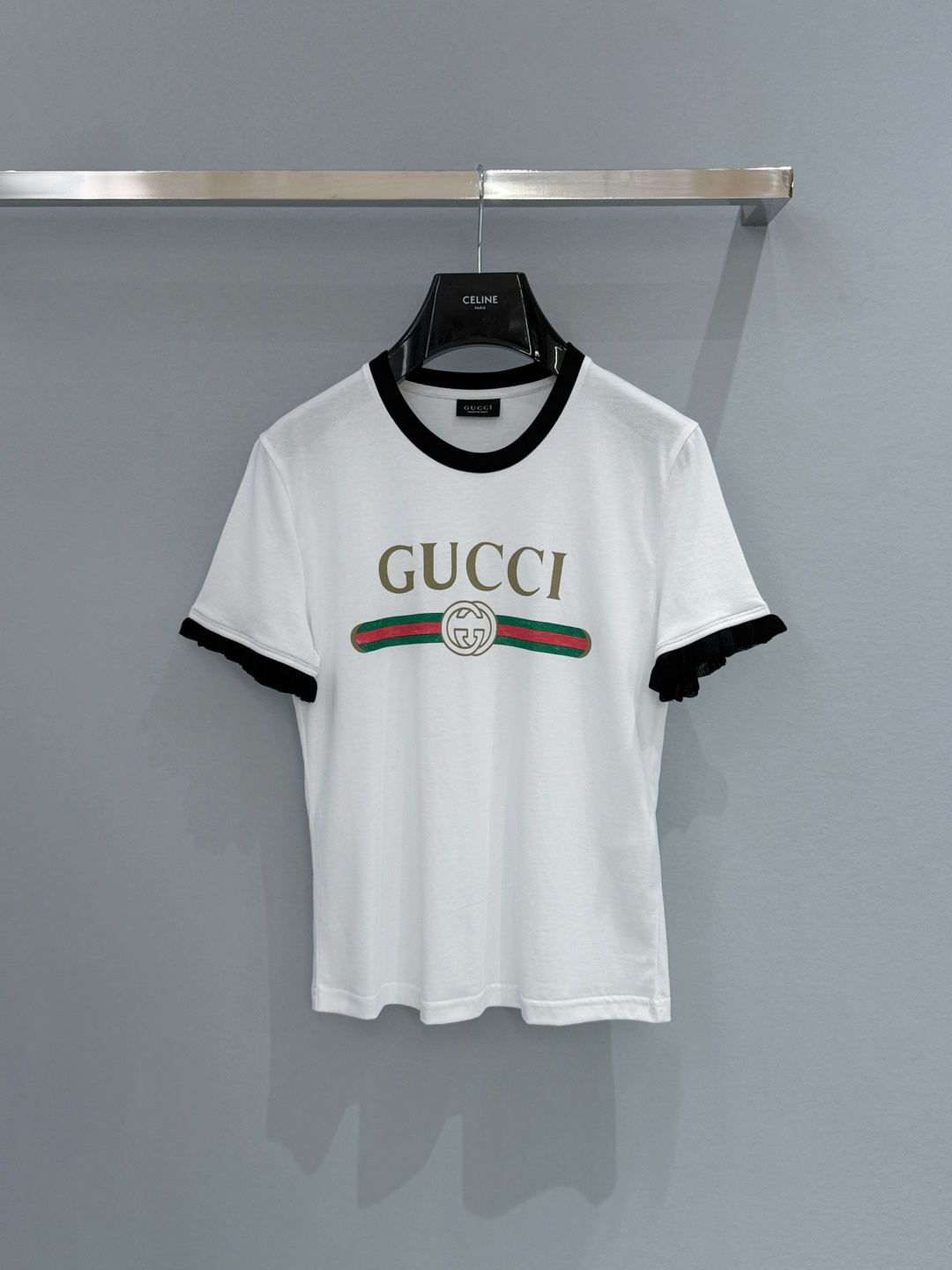 Gucci26新款红绿织带双G印花短袖T恤，有白、粉两色可选，白色款采用黑边撞色+黑色木耳边袖口设计，粉